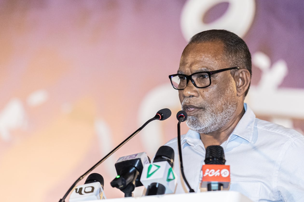 އެޕްރީލް 28, 2023 - ފޯޅަވަހި މައްސަލާގައި ސަރުކާރުގެ އާ ސިޔާސަތާ ދެކޮޅަށް ވަކާލާތު ކުރުމަށް އިދިކޮޅުން ބޭއްވި "ޗަ ގޯސް" ޖަލްސާގައި އިދިކޮޅުގެ އެކްޓިން ލީޑަރު އަދި ޕީއެންސީގެ ރައީސް އަބްދުއްރަހީމް އަބްދުالله ވާހަކަ ދައްކަވަނީ -- ފޮޓޯ: އަބްދުﷲ އިޔާން/ އަދަދު