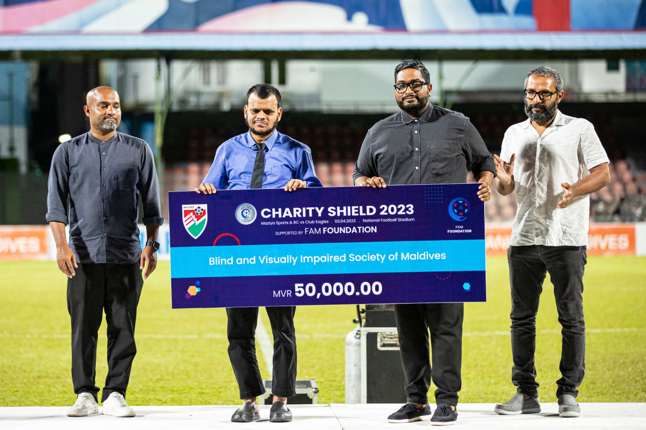 މާލެ (އޭޕްރީލް 3) - ހަތް މަހަށް ވުރެ ގިނަ ދުވަހަށް ފަހު ރާއްޖޭގެ ފުޓްބޯޅަ ސީޒަން ފެށި މެޗުގައި މާޒިޔާ ސްޕޯޓްސް އެންޑް ރެކްރިއޭޝަން އިން ވަނީ 2-1 އިން ކްލަބް އީގަލްސް ބަލިކޮށް ފަސް ވަނަ ފަހަރަށް ޗެރިޓީ ޝީލްޑް އުފުލާލާފައި: މާޒިޔާ އަކީ ޗެރިޓީ ޝީލްޑް މެޗުގެ އެންމެ ކާމިޔާބު ޓީމު: ޗެރިޓީ ޝީލްޑް މެޗުން ލިބުނު ފައިސާ ދީފައިވާ އެއް ޖަމިއްޔާ އަކީ ބްލައިންޑް އެންޑް ވިޝުއަލީ އިމްޕެއާޑް ސޮސައިޓީ އޮފް މޯލްޑިވްސް އަށް.--- ފޮޓޯ: އަބްދުﷲ އިޔާން/ އަދަދު 