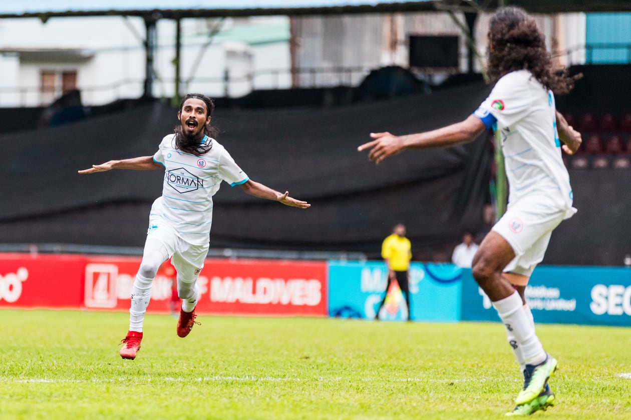 މާލެ (ފެބްރުއަރީ 17) - މަސް އޮޑި ސްޕޯޓްސް ކްލަބުން ދެ ވަނަ ޑިވިޝަން ޗެމްޕިއަންކަން ހޯދީ ކުޅުނު ހުރިހާ މެޗަކުން މޮޅުވެގެން ސައްތަ އިން ސައްތަ ރެކޯޑަކާ އެކު، ފައިނަލުގައި ވިކްޓަރީ ސްޕޯޓްސް ކްލަބްގެ މައްޗަށް މަސް އޮޑިން ކުރިހޯދީ އިތުރު ވަގުތުގައި ޖެހި ގޯލާ އެކު، 3-2 އިން: މަސް އޮޑި ޓީމުގެ ހުސެއިން ޝަރީފް ލަނޑު ޖެހުމަށް ފަހު އުފާފާޅުކުރަނީ.-- ފޮޓޯ: އަބްދުﷲ އިޔާން / އަދަދު 