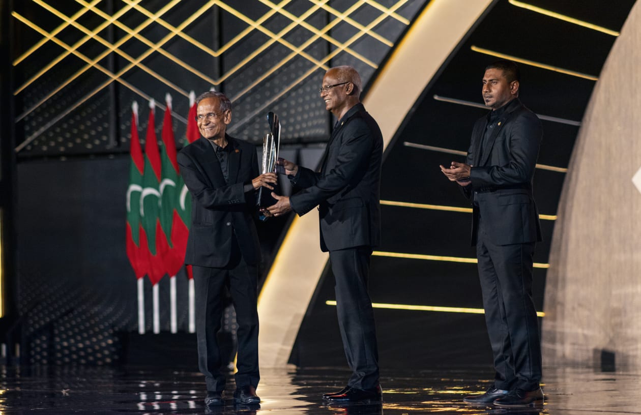 މާޗް 17، 2022 - މޯލްޑިވްސް ސްޕޯޓްސް އެވޯޑްސް ހަފްލާގެ ތެރެއިން ކުރީގެ ސްޕޯޓްސް މިނިސްޓަރު ޑރ. މުހައްމަދު ޒާހިރު ހުސެއިން އަށް ލައިފްޓައިމް އެޗީވްމަންޓް އެވޯޑް ރައީސް ސޯލިހު ހަވާލު ކޮށްދެއްވަނީ. ލައިފްޓައިމް އެޗީވްމަންޓް އެވޯޑަކީ ދިގު މުއްދަތެއް ވަންދެން ކުޅިވަރަށް ހިދުމަތް ކުރައްވާފައިވާ ފަރާތްތަކަށް ދެވޭ އެވޯޑެ --- ފޮޓޯ: މުހައްމަދު ޝާބިން/އަދަދު