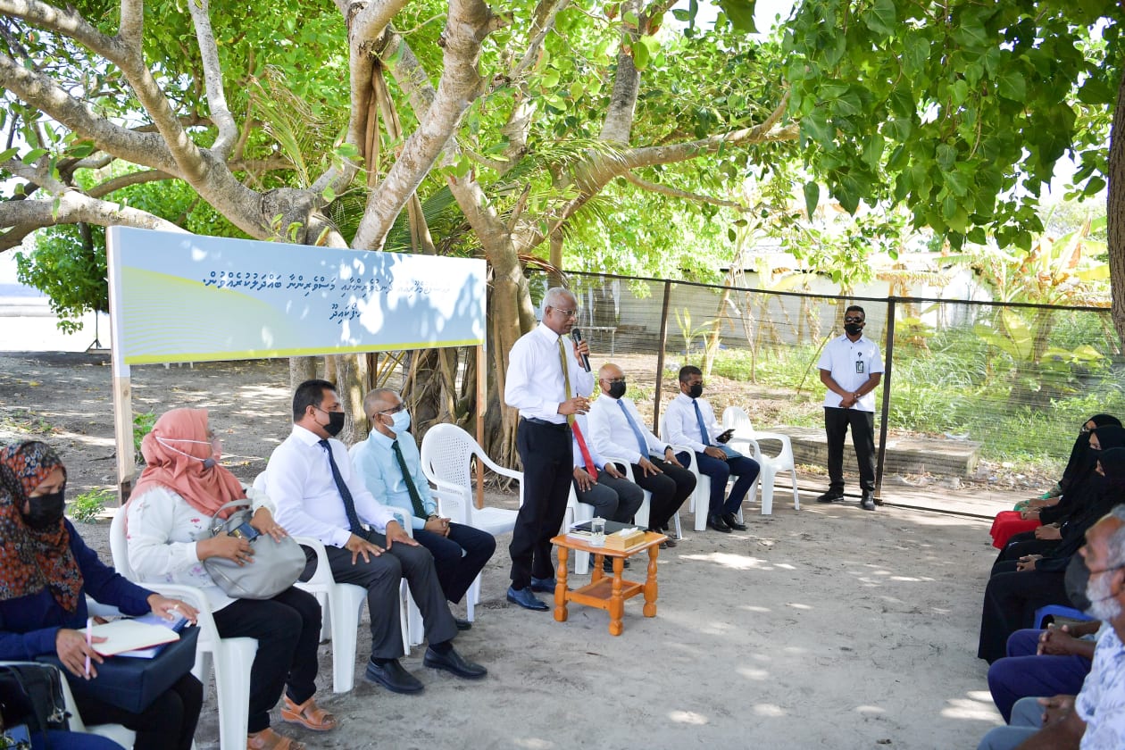 ރައީސް ސޯލިހު ސެޕްޓެމްބަރު 7 ވަނަ ދުވަހު ފެއްޓެވި މި ދަތުރުފުޅުގައި ޖުމްލަ 10 ރަށަށް ވަޑައިގެންނެވިއިރު އެ ރަށްތަކުގައި ކުރިޔަށްދާ އަދި ގެންދަން ހަމަޖެހިފައިވާ ތަރައްގީއާ ގުޅުންހުރި މުހިންމު މަޝްރޫތަކާއި، ރަށްތަކަށް ކުރިމަތިވެފައިވާ އެކި ކަހަލަ ދަތިތަކާ ގުޅޭ ގޮތުން އެ ރަށްތަކުގެ ކައުންސިލްތަކާ އެއްކޮށް ވަނީ މަޝްވަރާ ކުރައްވާފަ އެވެ.. ފޮޓޯ / ރައީސް އޮފީސް