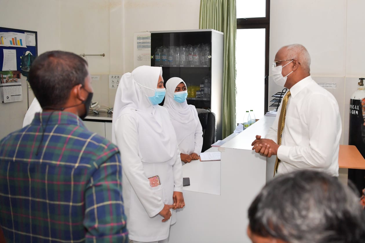ރައީސް ސޯލިހު ސެޕްޓެމްބަރު 7 ވަނަ ދުވަހު ފެއްޓެވި މި ދަތުރުފުޅުގައި ޖުމްލަ 10 ރަށަށް ވަޑައިގެންނެވިއިރު އެ ރަށްތަކުގައި ކުރިޔަށްދާ އަދި ގެންދަން ހަމަޖެހިފައިވާ ތަރައްގީއާ ގުޅުންހުރި މުހިންމު މަޝްރޫތަކާއި، ރަށްތަކަށް ކުރިމަތިވެފައިވާ އެކި ކަހަލަ ދަތިތަކާ ގުޅޭ ގޮތުން އެ ރަށްތަކުގެ ކައުންސިލްތަކާ އެއްކޮށް ވަނީ މަޝްވަރާ ކުރައްވާފަ އެވެ.. ފޮޓޯ / ރައީސް އޮފީސް