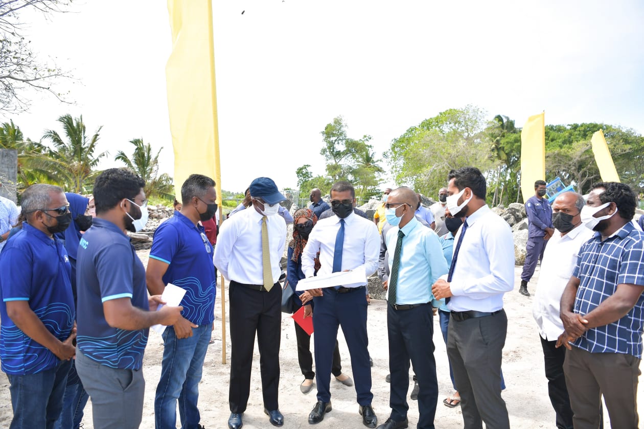 ރައީސް ސޯލިހު ސެޕްޓެމްބަރު 7 ވަނަ ދުވަހު ފެއްޓެވި މި ދަތުރުފުޅުގައި ޖުމްލަ 10 ރަށަށް ވަޑައިގެންނެވިއިރު އެ ރަށްތަކުގައި ކުރިޔަށްދާ އަދި ގެންދަން ހަމަޖެހިފައިވާ ތަރައްގީއާ ގުޅުންހުރި މުހިންމު މަޝްރޫތަކާއި، ރަށްތަކަށް ކުރިމަތިވެފައިވާ އެކި ކަހަލަ ދަތިތަކާ ގުޅޭ ގޮތުން އެ ރަށްތަކުގެ ކައުންސިލްތަކާ އެއްކޮށް ވަނީ މަޝްވަރާ ކުރައްވާފަ އެވެ.. ފޮޓޯ / ރައީސް އޮފީސް