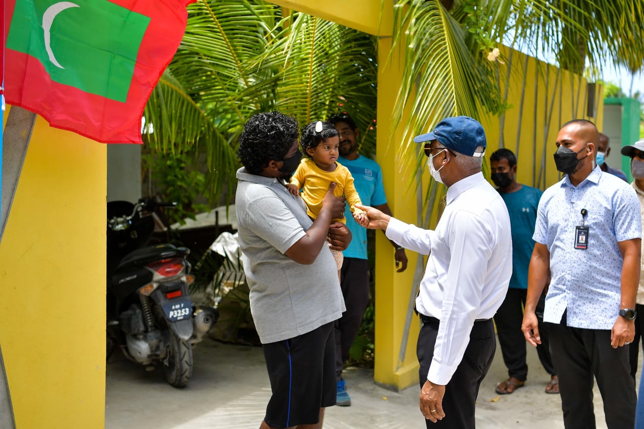 ރައީސް ސޯލިހު ސެޕްޓެމްބަރު 7 ވަނަ ދުވަހު ފެއްޓެވި މި ދަތުރުފުޅުގައި ޖުމްލަ 10 ރަށަށް ވަޑައިގެންނެވިއިރު އެ ރަށްތަކުގައި ކުރިޔަށްދާ އަދި ގެންދަން ހަމަޖެހިފައިވާ ތަރައްގީއާ ގުޅުންހުރި މުހިންމު މަޝްރޫތަކާއި، ރަށްތަކަށް ކުރިމަތިވެފައިވާ އެކި ކަހަލަ ދަތިތަކާ ގުޅޭ ގޮތުން އެ ރަށްތަކުގެ ކައުންސިލްތަކާ އެއްކޮށް ވަނީ މަޝްވަރާ ކުރައްވާފަ އެވެ.. ފޮޓޯ / ރައީސް އޮފީސް