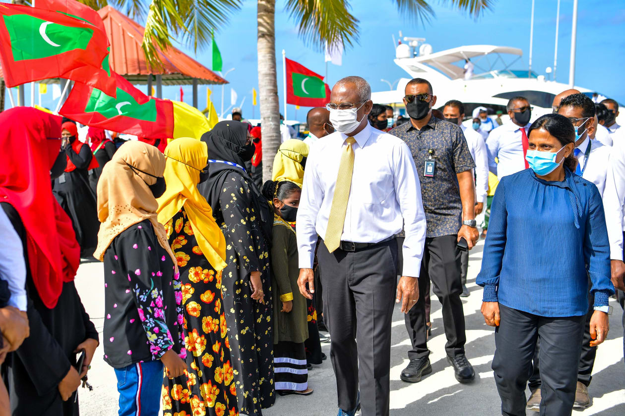 ރައީސް ސޯލިހު ސެޕްޓެމްބަރު 7 ވަނަ ދުވަހު ފެއްޓެވި މި ދަތުރުފުޅުގައި ޖުމްލަ 10 ރަށަށް ވަޑައިގެންނެވިއިރު އެ ރަށްތަކުގައި ކުރިޔަށްދާ އަދި ގެންދަން ހަމަޖެހިފައިވާ ތަރައްގީއާ ގުޅުންހުރި މުހިންމު މަޝްރޫތަކާއި، ރަށްތަކަށް ކުރިމަތިވެފައިވާ އެކި ކަހަލަ ދަތިތަކާ ގުޅޭ ގޮތުން އެ ރަށްތަކުގެ ކައުންސިލްތަކާ އެއްކޮށް ވަނީ މަޝްވަރާ ކުރައްވާފަ އެވެ.. ފޮޓޯ / ރައީސް އޮފީސް