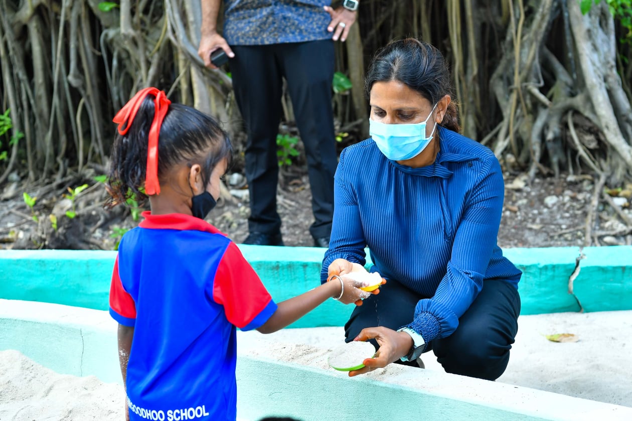 ރައީސް ސޯލިހު ސެޕްޓެމްބަރު 7 ވަނަ ދުވަހު ފެއްޓެވި މި ދަތުރުފުޅުގައި ޖުމްލަ 10 ރަށަށް ވަޑައިގެންނެވިއިރު އެ ރަށްތަކުގައި ކުރިޔަށްދާ އަދި ގެންދަން ހަމަޖެހިފައިވާ ތަރައްގީއާ ގުޅުންހުރި މުހިންމު މަޝްރޫތަކާއި، ރަށްތަކަށް ކުރިމަތިވެފައިވާ އެކި ކަހަލަ ދަތިތަކާ ގުޅޭ ގޮތުން އެ ރަށްތަކުގެ ކައުންސިލްތަކާ އެއްކޮށް ވަނީ މަޝްވަރާ ކުރައްވާފަ އެވެ.. ފޮޓޯ / ރައީސް އޮފީސް