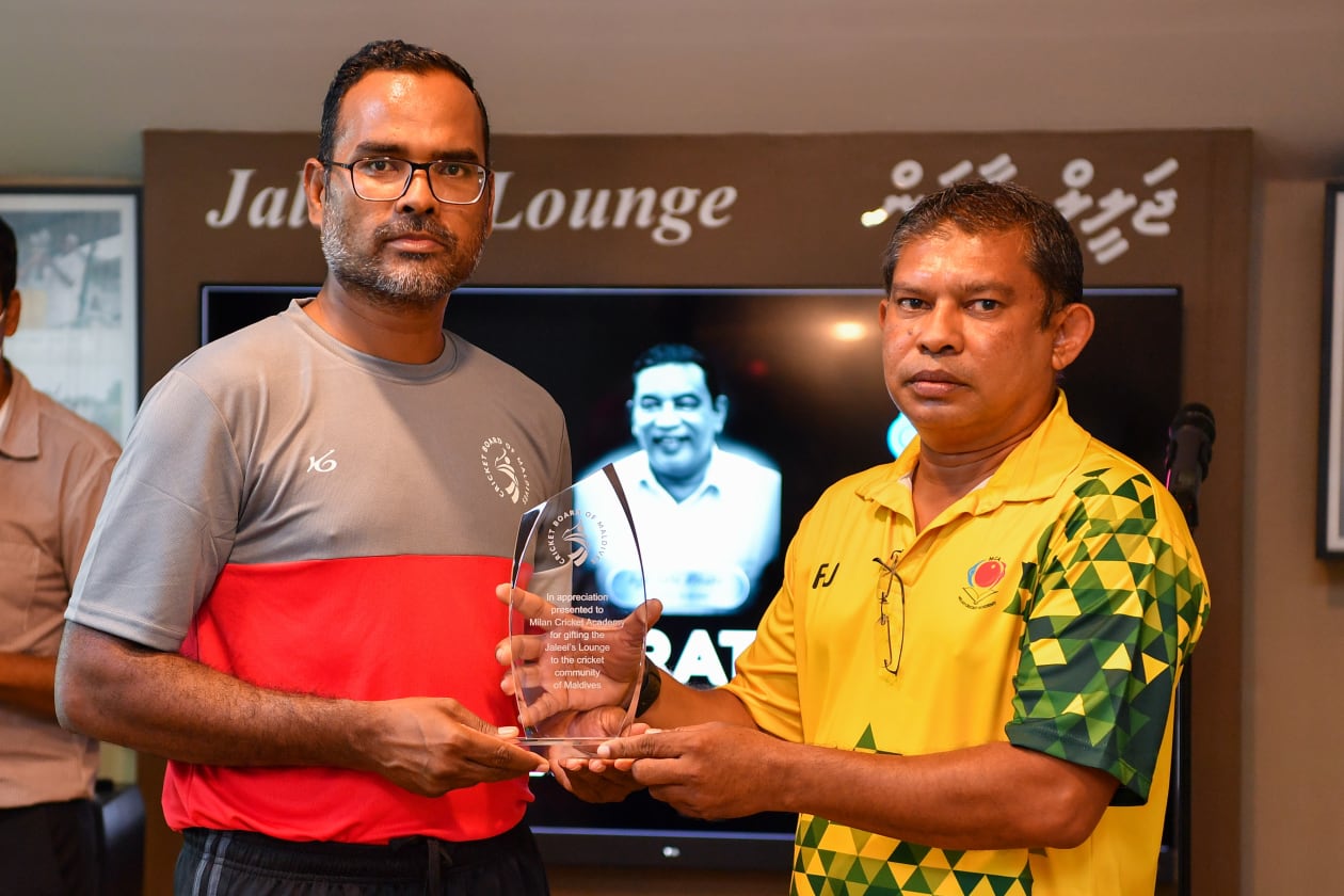 މާލެ، ދިވެހިރާއްޖެ: ކްރިކެޓް ބޯޑްގެ ފަރާތުން ރާއްޖޭގައި އިންޑޯ ކްރިކެޓް ރަސްމީކޮށް ފެއްޓިއިރު، ރައީސް އިބްރާހިމް މުހައްމަދު ސޯލިހާއި ނައިބު ރައީސް ފައިސަލް ނަސީމްގެ ޓީމެއް ވަނީ ހާއްސަ މެޗެއް ކުޅުއްވާފައި: މި އިވެންޓްގެ ތެރެއިން ވަނީ މިލާން އެކެޑަމީގެ ފަރާތުން ހަދިޔާ ކުރެއްވި ޖަލީލް ލޯންޖް ހުޅުވާފައި.-- ފޮޓޯ: ހުސެއިން ޝަޔާހު/ އަދަދު