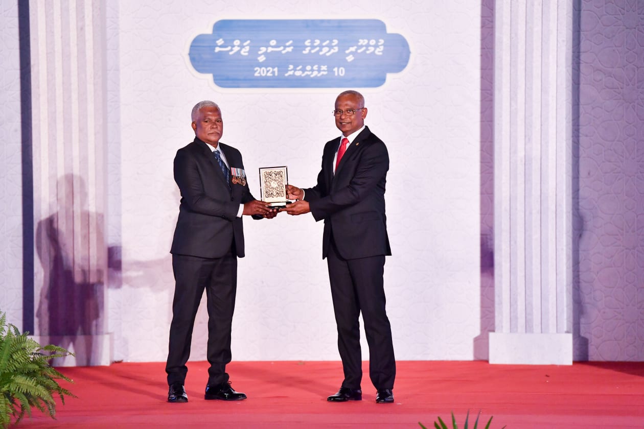 ނޮވެންބަރު 10، 2021: ޖުމްހޫރީ ދުވަސް ފާހަގަކުރުމަށް ޖުމްހޫރީ މައިދާނުގައި ބޭއްވި ރަސްމީ ޖަލްސާގެ ތެރެއިން -- ފޮޓޯ: ރައީސް އޮފީސް