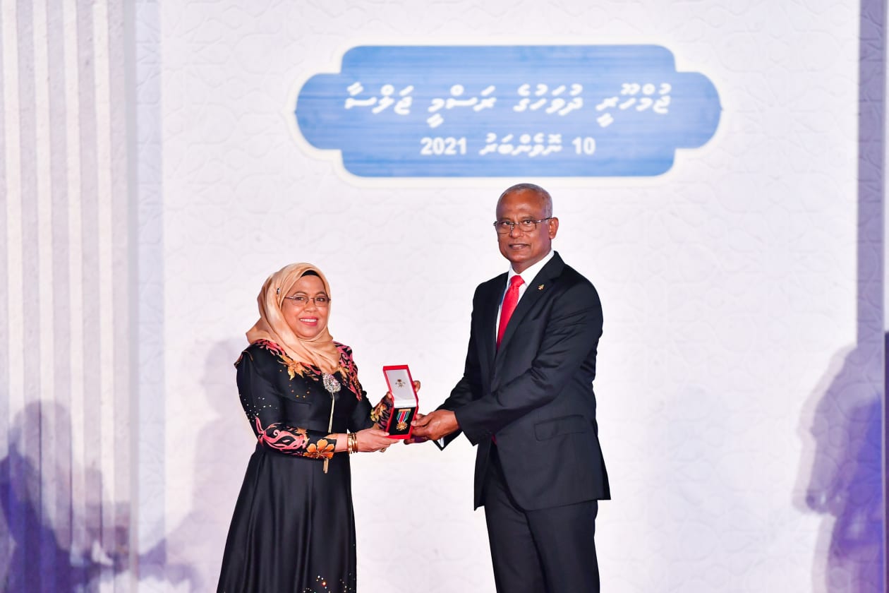 ނޮވެންބަރު 10، 2021: ޖުމްހޫރީ ދުވަސް ފާހަގަކުރުމަށް ޖުމްހޫރީ މައިދާނުގައި ބޭއްވި ރަސްމީ ޖަލްސާގެ ތެރެއިން -- ފޮޓޯ: ރައީސް އޮފީސް
