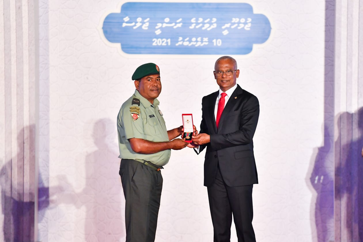 ނޮވެންބަރު 10، 2021: ޖުމްހޫރީ ދުވަސް ފާހަގަކުރުމަށް ޖުމްހޫރީ މައިދާނުގައި ބޭއްވި ރަސްމީ ޖަލްސާގެ ތެރެއިން -- ފޮޓޯ: ރައީސް އޮފީސް