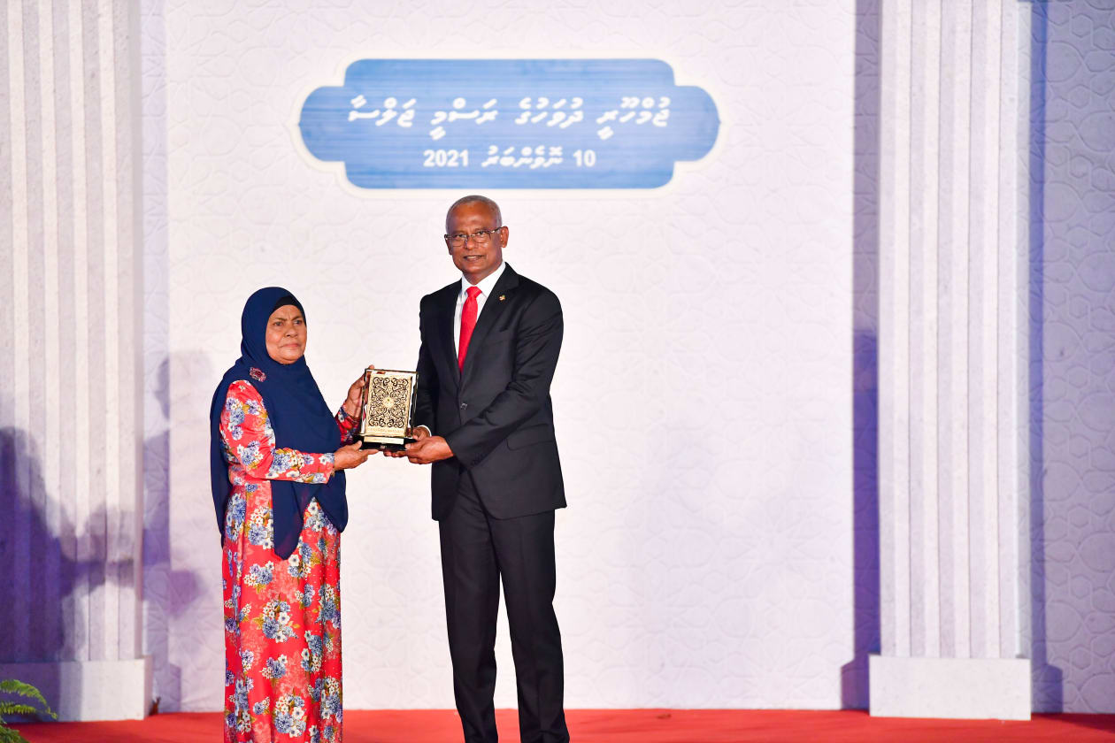 ނޮވެންބަރު 10، 2021: ޖުމްހޫރީ ދުވަސް ފާހަގަކުރުމަށް ޖުމްހޫރީ މައިދާނުގައި ބޭއްވި ރަސްމީ ޖަލްސާގެ ތެރެއިން -- ފޮޓޯ: ރައީސް އޮފީސް