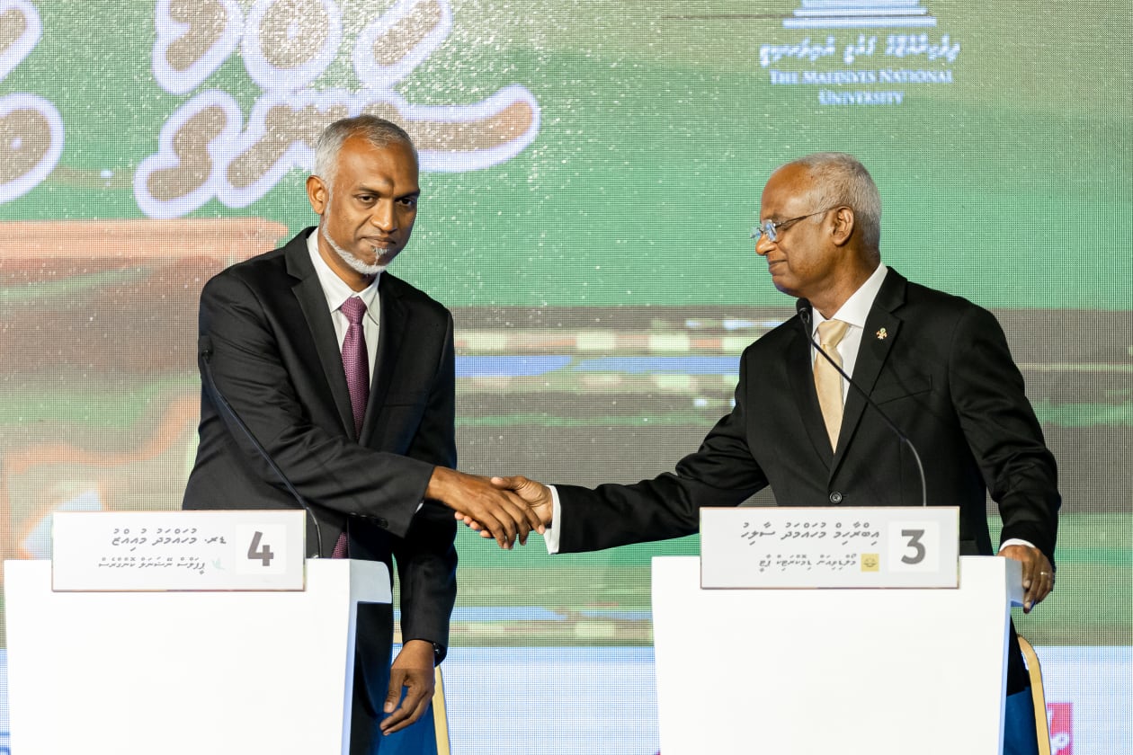 ސަންގު ޓީވީ އާއި ޕީއެސްއެމް އަދި ގައުމީ ޔުނިވާސިޓީ ގުޅިގެން ހޮނިހިރު ދުވަހުގެ ރޭ ބިލަބޮންގް އިންޓަނޭޝަނަލް ސްކޫލުގައި ބޭއްވި ރިޔާސީ ބަހުސްގައި އެމްޑީޕީގެ ކެންޑިޑޭޓު އިބްރާހިމް މުހައްމަދު ސޯލިހު އާއި ޕީއެންސީގެ ކެންޑިޑޭޓު ޑރ. މުހައްމަދު މުއިއްޒު ސަލާމްކުރައްވަނީ. -- ފޮޓޯ: އަބްދުﷲ އިޔާން/ އަދަދު
