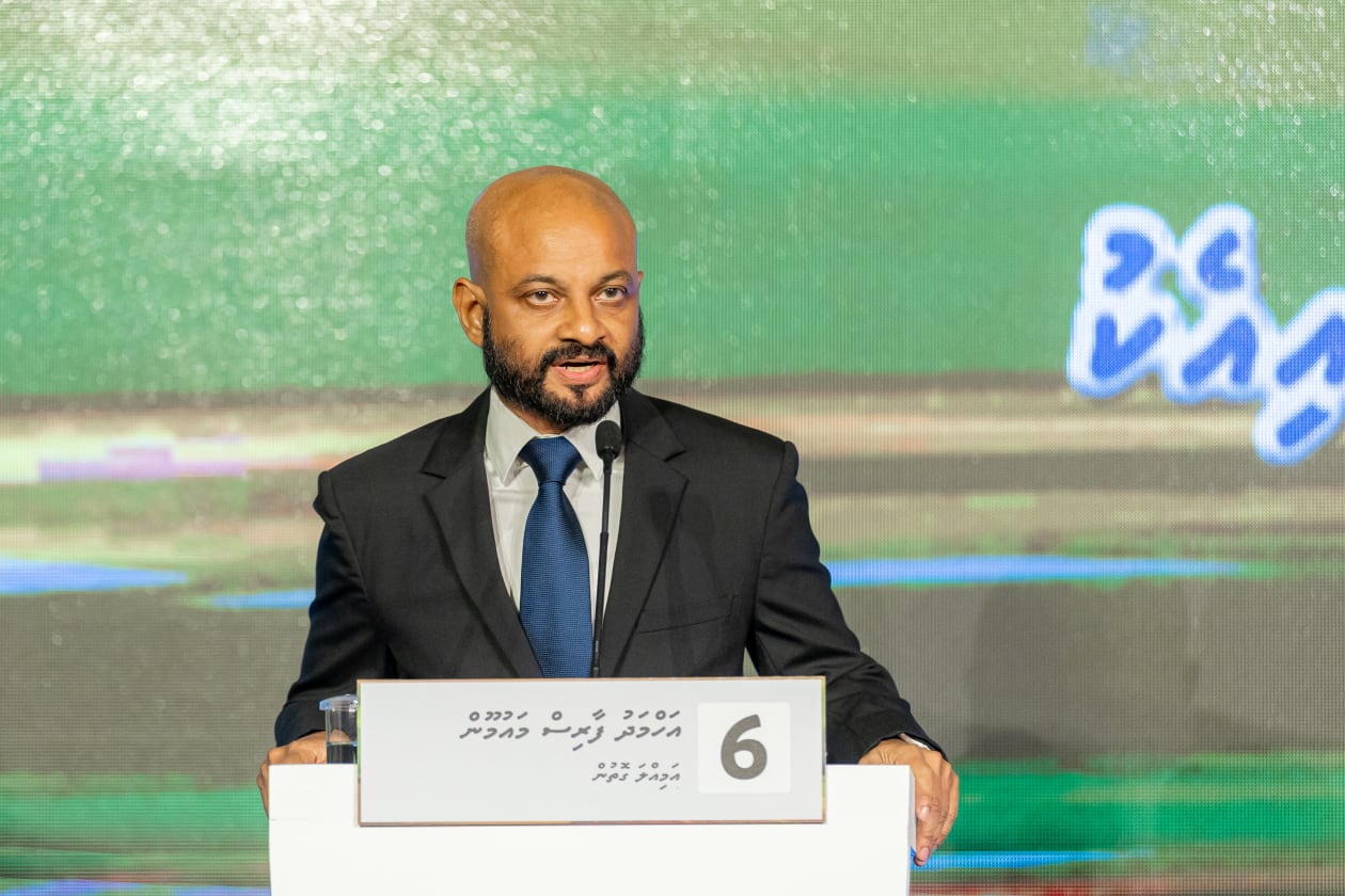 ސަންގު ޓީވީ އާއި ޕީއެސްއެމް އަދި ގައުމީ ޔުނިވާސިޓީ ގުޅިގެން ހޮނިހިރު ދުވަހުގެ ރޭ ބިލަބޮންގް އިންޓަނޭޝަނަލް ސްކޫލުގައި ބޭއްވި ރިޔާސީ ބަހުސްގައި، އިންތިހާބުގައި އަމިއްލަ ގޮތުން ވާދަ ކުރައްވާ އަހުމަދު ފާރިސް މައުމޫން. -- ފޮޓޯ: އަބްދުﷲ އިޔާން/ އަދަދު