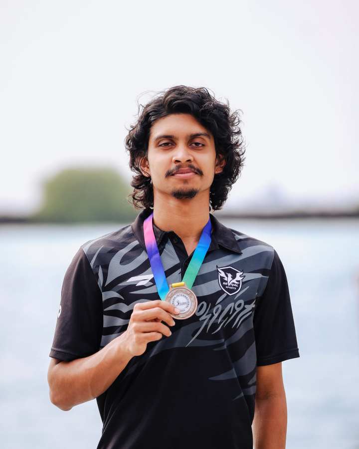ހުޅުލެ، ދިވެހި ރާއްޖެ: ޒެމްބިއާ މުބާރާތާއި ބޮޓްސްވާނާ މުބާރާތުން ޖުމްލަ އެކު، ރިވައިވަލް ސްޕޯޓްސް އިން ވަނީ ގައުމީ ބެޑްމިންޓަން ޓީމުގެ ކުޅުންތެރިން ހިމެނޭހެން ވާދަކޮށް ރާއްޖެ އަށް ޖުމްލަ އެކު އަށް މެޑަލް ހޯދައިދީފައި: އެ ގޮތުން، މި މެޑަލްތަކުގެ ތެރޭގައި ތާރީހީ ކާމިޔާބީތައް ވެސް ހިމެނޭއިރު މިއަދު ކުޅުންތެރިން އެނބުރި ގައުމަށް އައުމުން މަރުހަބާ ކިއުމުގައި ބައިވެރިވީ ރިވައިވަލްގެ މެނޭޖްމަންޓާއި އާއިލާ މެމްބަރުން: ދާދި ފަހުން ރިވައިވަލްއާ ގުޅުމަށް ފަހު ނިބާލް އަންނަނީ ރަނގަޅު ކުރިއެރުމެއް ހޯދަމުން.-- ފޮޓޯ: މިރާޝް ނާޝިމް / އަދަދު  