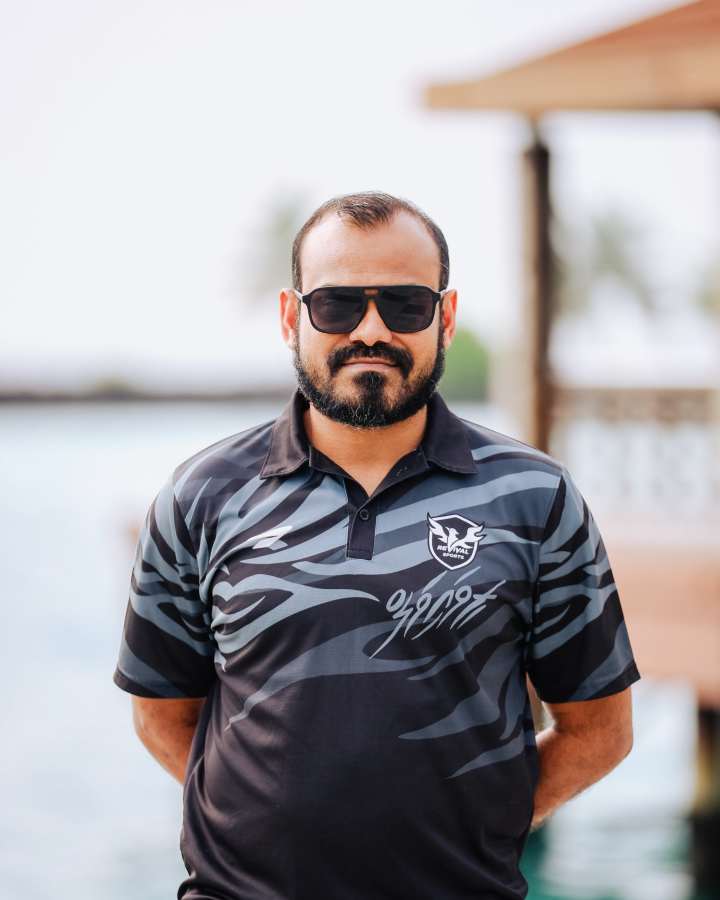 ހުޅުލެ، ދިވެހި ރާއްޖެ: ޒެމްބިއާ މުބާރާތާއި ބޮޓްސްވާނާ މުބާރާތުން ޖުމްލަ އެކު، ރިވައިވަލް ސްޕޯޓްސް އިން ވަނީ ގައުމީ ބެޑްމިންޓަން ޓީމުގެ ކުޅުންތެރިން ހިމެނޭހެން ވާދަކޮށް ރާއްޖެ އަށް ޖުމްލަ އެކު އަށް މެޑަލް ހޯދައިދީފައި: އެ ގޮތުން، މި މެޑަލްތަކުގެ ތެރޭގައި ތާރީހީ ކާމިޔާބީތައް ވެސް ހިމެނޭއިރު މިއަދު ކުޅުންތެރިން އެނބުރި ގައުމަށް އައުމުން މަރުހަބާ ކިއުމުގައި ބައިވެރިވީ ރިވައިވަލްގެ މެނޭޖްމަންޓާއި އާއިލާ މެމްބަރުން: ރިވައިވަލްގެ ކޯޗު ނަޝްފާން، އެ ކްލަބްގެ ކާމިޔާބީގައި އިސް ހިއްސާދާރެއް.-- ފޮޓޯ: މިރާޝް ނާޝިމް / އަދަދު  