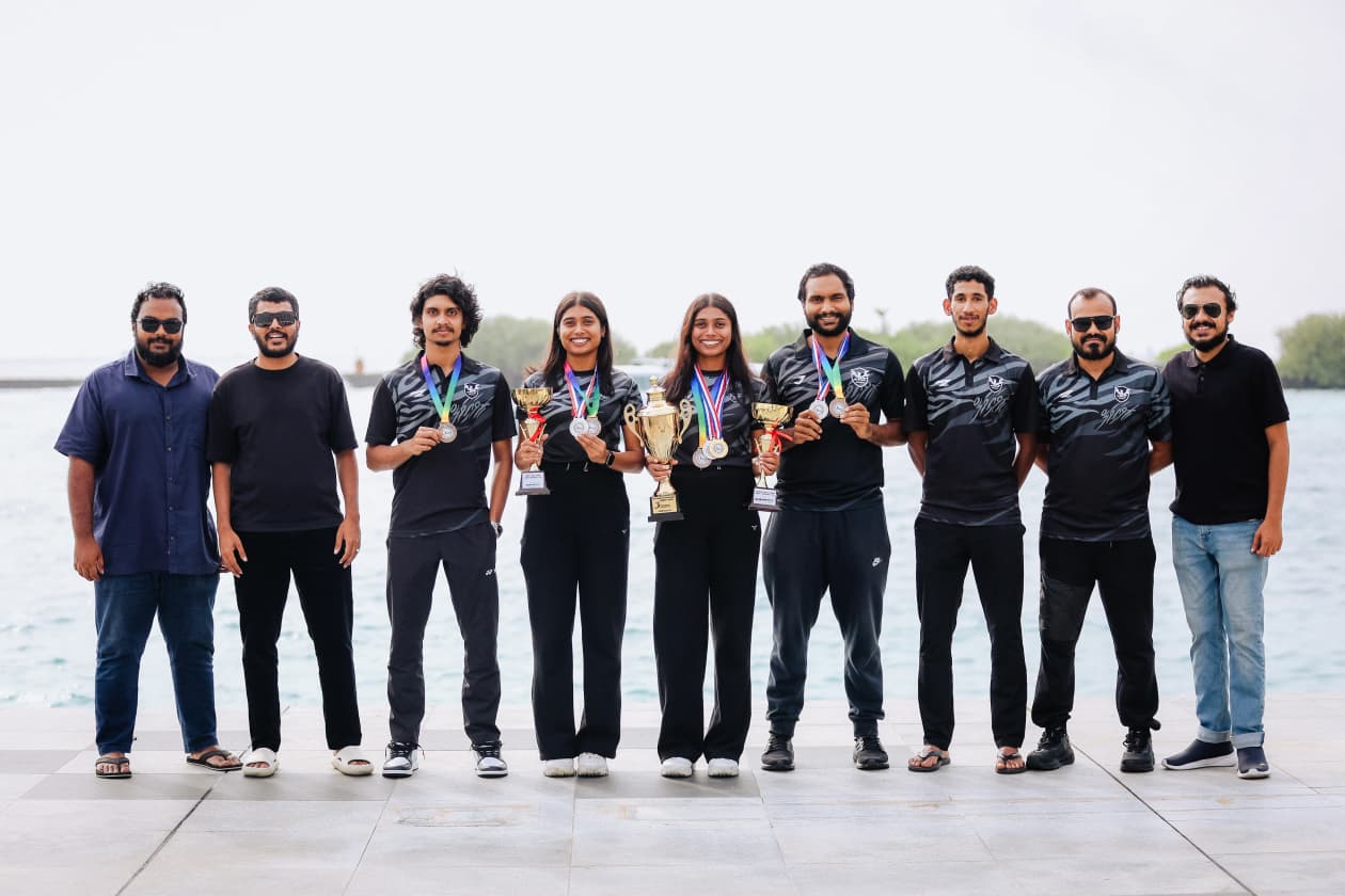 ހުޅުލެ، ދިވެހި ރާއްޖެ: ޒެމްބިއާ މުބާރާތާއި ބޮޓްސްވާނާ މުބާރާތުން ޖުމްލަ އެކު، ރިވައިވަލް ސްޕޯޓްސް އިން ވަނީ ގައުމީ ބެޑްމިންޓަން ޓީމުގެ ކުޅުންތެރިން ހިމެނޭހެން ވާދަކޮށް ރާއްޖެ އަށް ޖުމްލަ އެކު އަށް މެޑަލް ހޯދައިދީފައި: އެ ގޮތުން، މި މެޑަލްތަކުގެ ތެރޭގައި ތާރީހީ ކާމިޔާބީތައް ވެސް ހިމެނޭއިރު މިއަދު ކުޅުންތެރިން އެނބުރި ގައުމަށް އައުމުން މަރުހަބާ ކިއުމުގައި ބައިވެރިވީ ރިވައިވަލްގެ މެނޭޖްމަންޓާއި އާއިލާ މެމްބަރުން.-- ފޮޓޯ: މިރާޝް ނާޝިމް / އަދަދު  