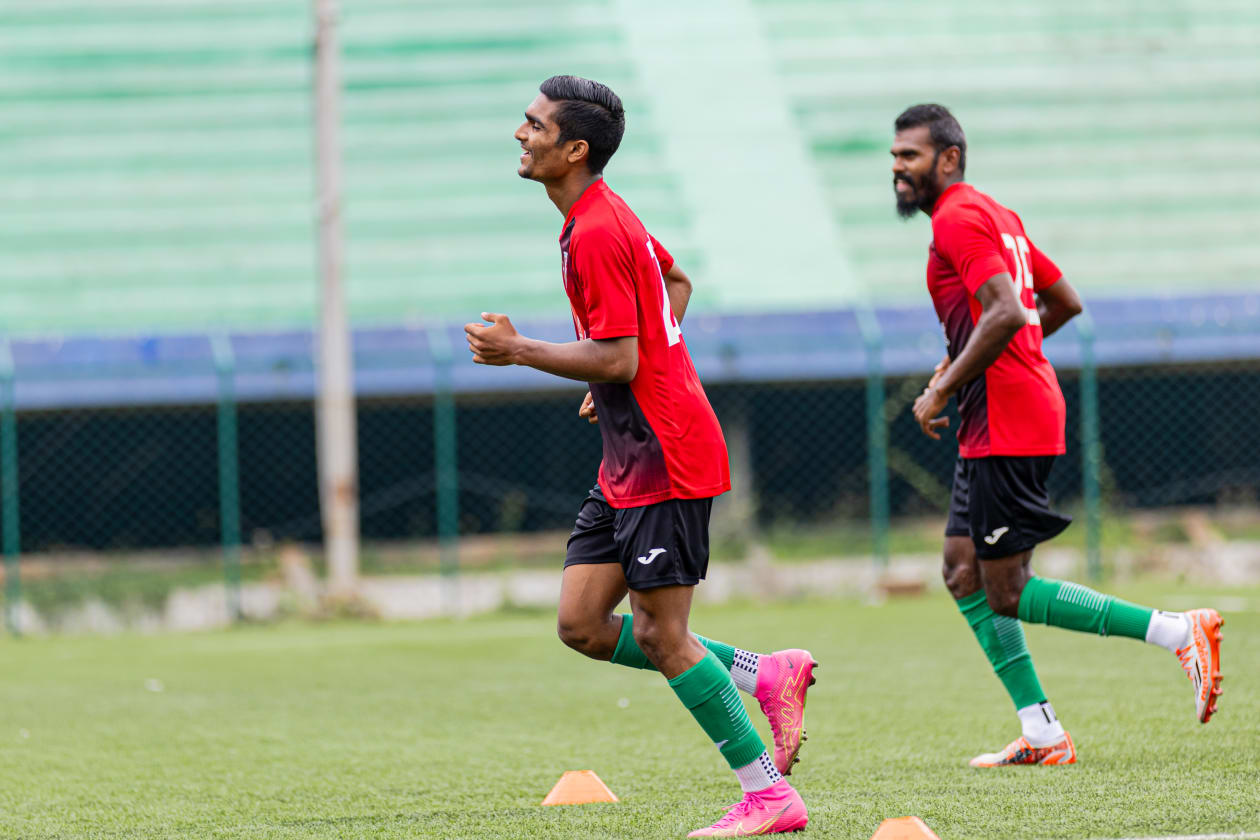 ޖޫން 22، 2023 - ސާފް ޗެމްޕިއަންޝިޕް ފުޓްބޯޅަ މުބާރާތުގައި ރާއްޖޭގެ ގައުމީ ފުޓްބޯޅަ ޓީމު ކުޅޭ ފުރަތަމަ މެޗުގައި ބޫޓާނާ ދެކޮޅަށް ނުކުތުމުގެ ކުރިން އިއްޔެ ބެންގަލޫރުގެ ކަރްނާޓަކާ ފުޓްބޯޅަ ސްޓޭޑިއަމްގައި ބޭއްވި ފަރިތަކުރުންތަކުގެ ތެރެއިން. -- ފޮޓޯ: އަބްދުﷲ އިޔާން/ އަދަދު