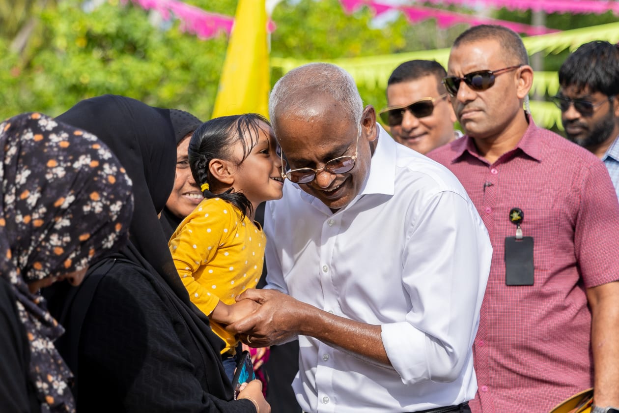 މި އަހަރުގެ ރިޔާސީ އިންތިހާބަށް ތައްޔާރުވުމުގެ ގޮތުން ރައީސް ސޯލިހް ކުރައްވާ ދަތުރުތަކުގެ ތެރެއިން ށަވިޔަނި އަތޮޅަށް ކުރެއްވި ދަތުރުފުޅުގެ ތެރެއިން؛ ށ. މާއުނގޫދޫ  --- ފޮޓޯ؛ މުހައްމަދު ޝާބިން / އަދަދު