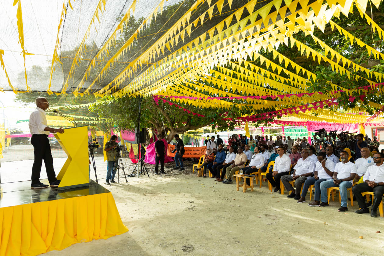 މި އަހަރުގެ ރިޔާސީ އިންތިހާބަށް ތައްޔާރުވުމުގެ ގޮތުން ރައީސް ސޯލިހް ކުރައްވާ ދަތުރުތަކުގެ ތެރެއިން ށަވިޔަނި އަތޮޅަށް ކުރެއްވި ދަތުރުފުޅުގެ ތެރެއިން؛ ށ. މާއުނގޫދޫ  --- ފޮޓޯ؛ މުހައްމަދު ޝާބިން / އަދަދު