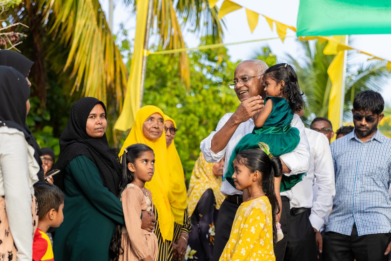 މި އަހަރުގެ ރިޔާސީ އިންތިހާބަށް ތައްޔާރުވުމުގެ ގޮތުން ރައީސް ސޯލިހް ކުރައްވާ ދަތުރުތަކުގެ ތެރެއިން ށަވިޔަނި އަތޮޅަށް ކުރެއްވި ދަތުރުފުޅުގެ ތެރެއިން؛ ށ. ޅައިމަގު --- ފޮޓޯ؛ މުހައްމަދު ޝާބިން / އަދަދު