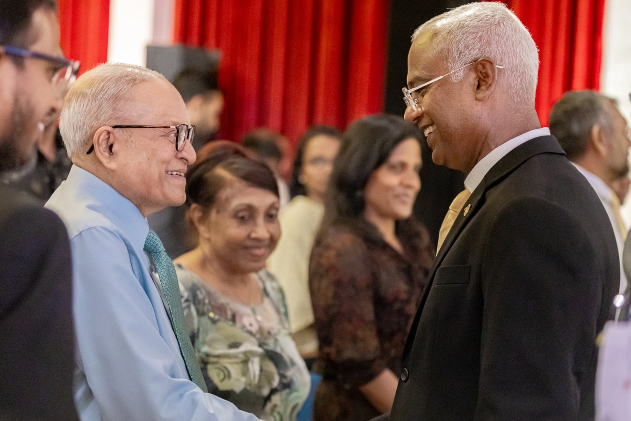 ސަންގު ޓީވީ އާއި ޕީއެސްއެމް އަދި ގައުމީ ޔުނިވާސިޓީ ގުޅިގެން ހޮނިހިރު ދުވަހުގެ ރޭ ބިލަބޮންގް އިންޓަނޭޝަނަލް ސްކޫލުގައި ބޭއްވި ރިޔާސީ ބަހުސްގެ ތެރެއިން ރައީސް އިބްރާހިމް މުހައްމަދު ސޯލިހު އާއި ކުރީގެ ރައީސް މައުމޫނު އަބްދުލް ގައްޔޫމް ސަލާމްކުރައްވަނީ -- ފޮޓޯ: އަބްދުﷲ އިޔާން/ އަދަދު