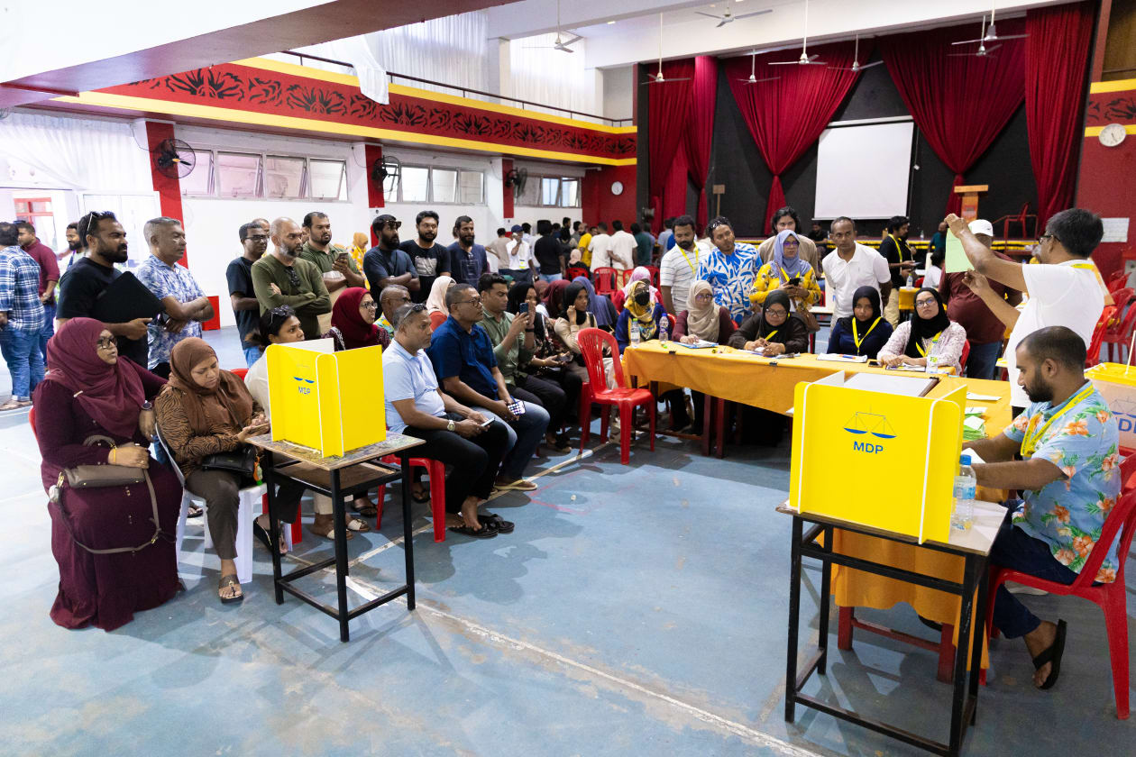 ފެބުރުއަރީ 3، 2024- އެމްޑީޕީން ޕްރައިމަރީ ބާއްވަނީ 40 ދާއިރާއަކަށެވެ. އެ 40 ދާއިރާއަށް 149 ކެންޑިޑޭޓުން ވާދަކުރާއިރު، 25،325 މީހަކަށް ވޯޓު ލުމުގެ ހައްގު ލިބެ އެވެ. މި ޕްރައިމަރީއަށް 95 ރަށެއްގައި ވޯޓު ފޮށި ބަހައްޓާއިރު މާލެ ސަރަހައްދުގައި 27 ފޮއްޓެއް ބެހެއްޓި އެވެ--- ފޮޓޯ: އަބްދުﷲ އިޔާން/އަދަދު