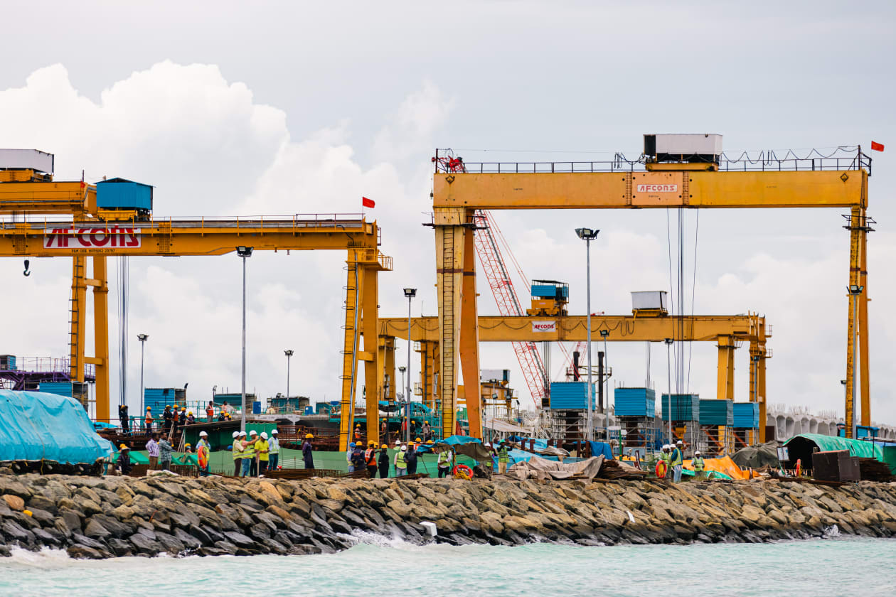 ނޮވެމްބަރު 22، 2023: ރައީސް ޑރ. މުހައްމަދު މުއިއްޒު, މާލެ-ތިލަފުށި ބްރިޖު ސައިޓަށް ވަޑައިގެން އެ މަޝްރޫއުގެ މަސައްކަތްތައް ބައްލަވާލައްވައިފި އެވެ.އެމަނިކުފާނުގެ އަރިހުގައި ކެބިނެޓުގެ ބައެއް ވަޒީރުންނާއި ރައީސްގެ ހާއްސަ އެޑްވައިޒަރު އަބްދުއްރަހީމް އަބްދުالله ވެސް ބްރިޖް ސައިޓަށް ވަޑައިގެންނެވި އެވެ.-- ފޮޓޯ: އަބްދުﷲ އިޔާން/ އަދަދު