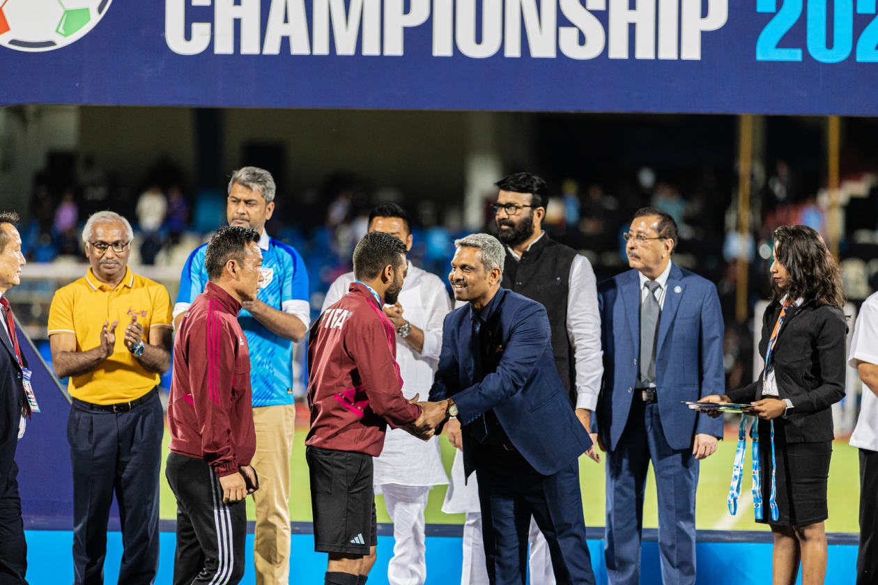 ބެންގަލޫރު، އިންޑިއާ (ޖުލައި 4) - ބެންގަލޫރުގައި ކުރިއަށްދިޔަ ސާފް ބަންގުބަންދު ޗެމްޕިއަންޝިޕް 2023، ފުޓްބޯޅަ މުބާރާތުގެ ޗެމްޕިއަންކަން އިންޑިއާ އިން ހޯދާފައިވަނީ ފައިނަލް މެޗުގައި ކުވެއިތު އަތުން ޕެނަލްޓީ ޖަހައިގެން 5-4 އިން މޮޅުވެގެން، މިއީ އިންޑިއާ އިން ސަރަަހައްދުގެ ޗެމްޕިއަންކަން ހޯދި ނުވަ ވަނަ ފަހަރު - ފޮޓޯ؛ އަބްދުﷲ އިޔާން / އަދަދު
