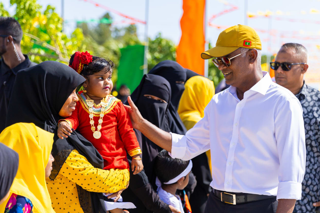 ރިޔާސީ އިންތިހާބަށް ކެމްޕޭން ކުރެއްވުމުގެ ގޮތުން ރައީސް ސޯލިހް ނ އަތޮޅަށް ކުރެއްވި ދަތުރުފުޅުގެ ތެރެއިން؛ ރައީސް ސޯލިހު ވަނީ ނޫނު އަތޮޅުގެ 13 ރަށަކަށް ޒިޔާރަތްކޮށް ރައްޔިތުންނާއި ބައްދަލުކުރައްވާފަ --- ފޮޓޯ؛ މުހައްމަދު ޝާބިން / އަދަދު