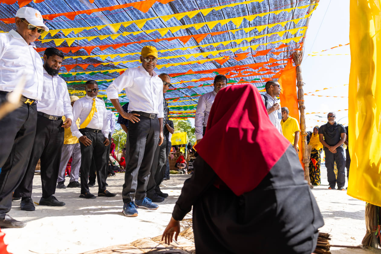 ރިޔާސީ އިންތިހާބަށް ކެމްޕޭން ކުރެއްވުމުގެ ގޮތުން ރައީސް ސޯލިހް ނ އަތޮޅަށް ކުރެއްވި ދަތުރުފުޅުގެ ތެރެއިން؛ ރައީސް ސޯލިހު ވަނީ ނޫނު އަތޮޅުގެ 13 ރަށަކަށް ޒިޔާރަތްކޮށް ރައްޔިތުންނާއި ބައްދަލުކުރައްވާފަ --- ފޮޓޯ؛ މުހައްމަދު ޝާބިން / އަދަދު