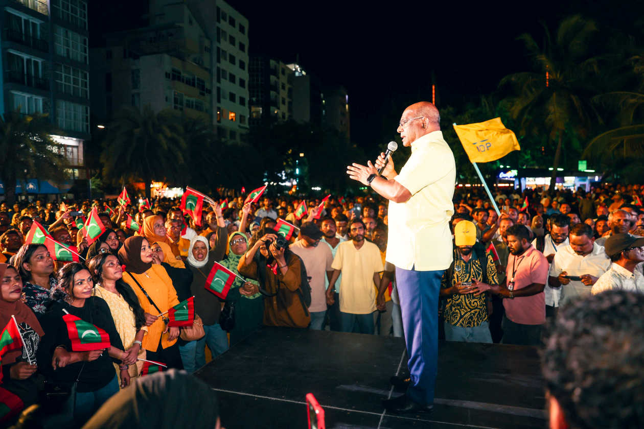 އޮކްޓޯބަރު 3، 2025: މުޒަހަރާގައި ބައިވެރިވާން އާޓިފިޝަލް ބީޗަށް ޖަމާވި މީހުންނާ މުހާތަބުކޮށް އެމްޑީޕީގެ ރައީސް އަބްދުﷲ ޝާހިދު ވާހަކަ ދައްކަވަނީ. މި މުޒާހަރާގައި ބައިވެރިވާން ރަށްރަށުން މާލެ އައި މީހުންނާއެކު އެތައް ހާސް ބަޔަކު ބައިވެރިވެ، ރައީސް މުއިއްޒުގެ އިސްތިއުފާ އަށް ގޮވި. -- ފޮޓޯ: މިރާޝް ނާޝިމް