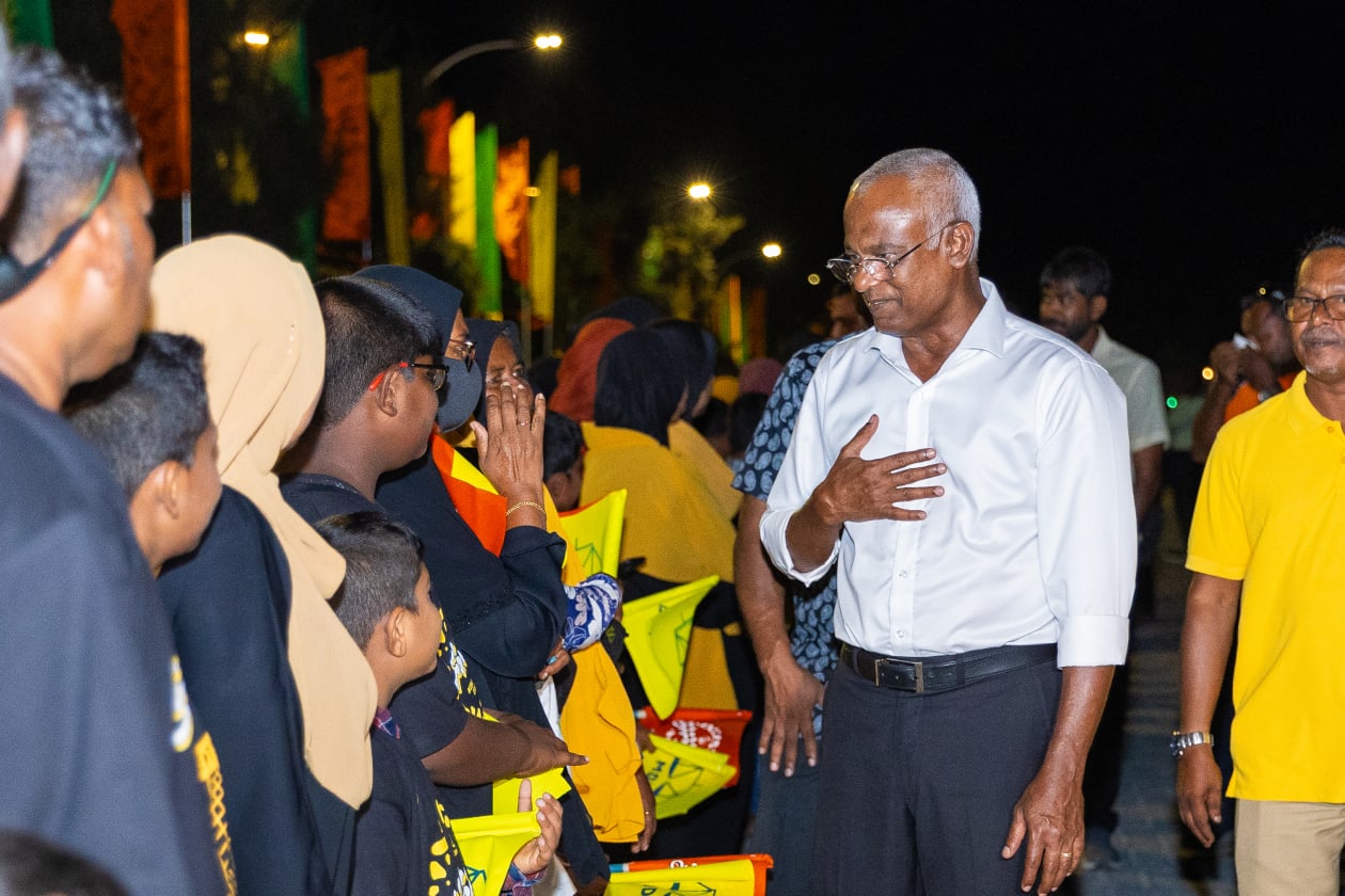 ރިޔާސީ އިންތިހާބަށް ކެމްޕޭން ކުރެއްވުމުގެ ގޮތުން ރައީސް ސޯލިހް ނ އަތޮޅަށް ކުރެއްވި ދަތުރުފުޅުގެ ތެރެއިން؛ ރައީސް ސޯލިހު ވަނީ ނޫނު އަތޮޅުގެ 13 ރަށަކަށް ޒިޔާރަތްކޮށް ރައްޔިތުންނާއި ބައްދަލުކުރައްވާފަ --- ފޮޓޯ؛ މުހައްމަދު ޝާބިން / އަދަދު