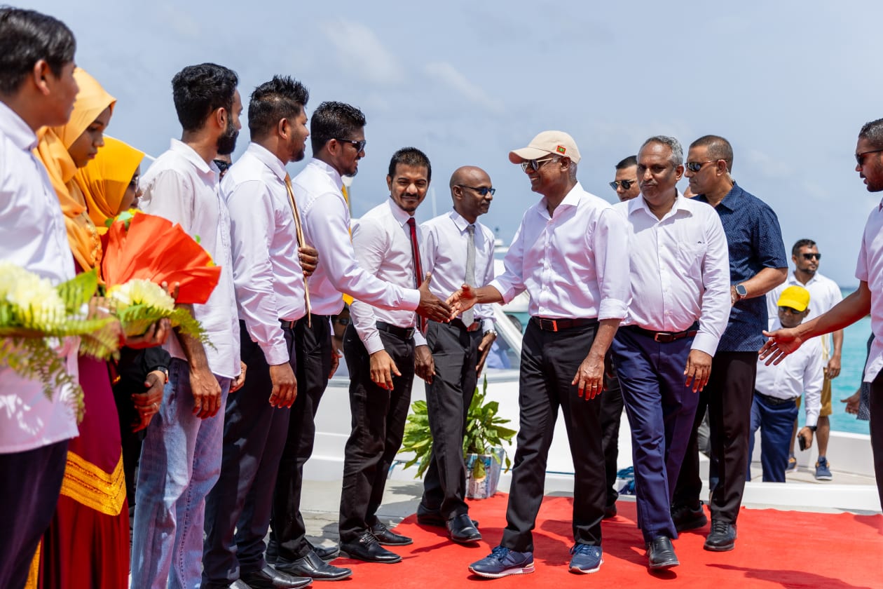 ހއ. އަތޮޅަށް ރައީސް ސޯލިހު ކުރެއްވި ކެމްޕޭން ދަތުރުފުޅުގެ ތެރެއިން. މި ދަތުރުގައި ރައީސް ވަނީ ރަށްރަށުގައި ތިއްބެވި އެމަނިކުފާނުގެ ސަޕޯޓަރުންނާއި ބައްދަލުކުރައްވައި އަންނަ އިންތިހާބާ ގުޅޭގޮތުން ވާހަކަ ދައްކަވާފައި. ހއ. ފިއްލަދޫ --- ފޮޓޯ: މުހައްމަދު ޝާބިން/އަދަދު