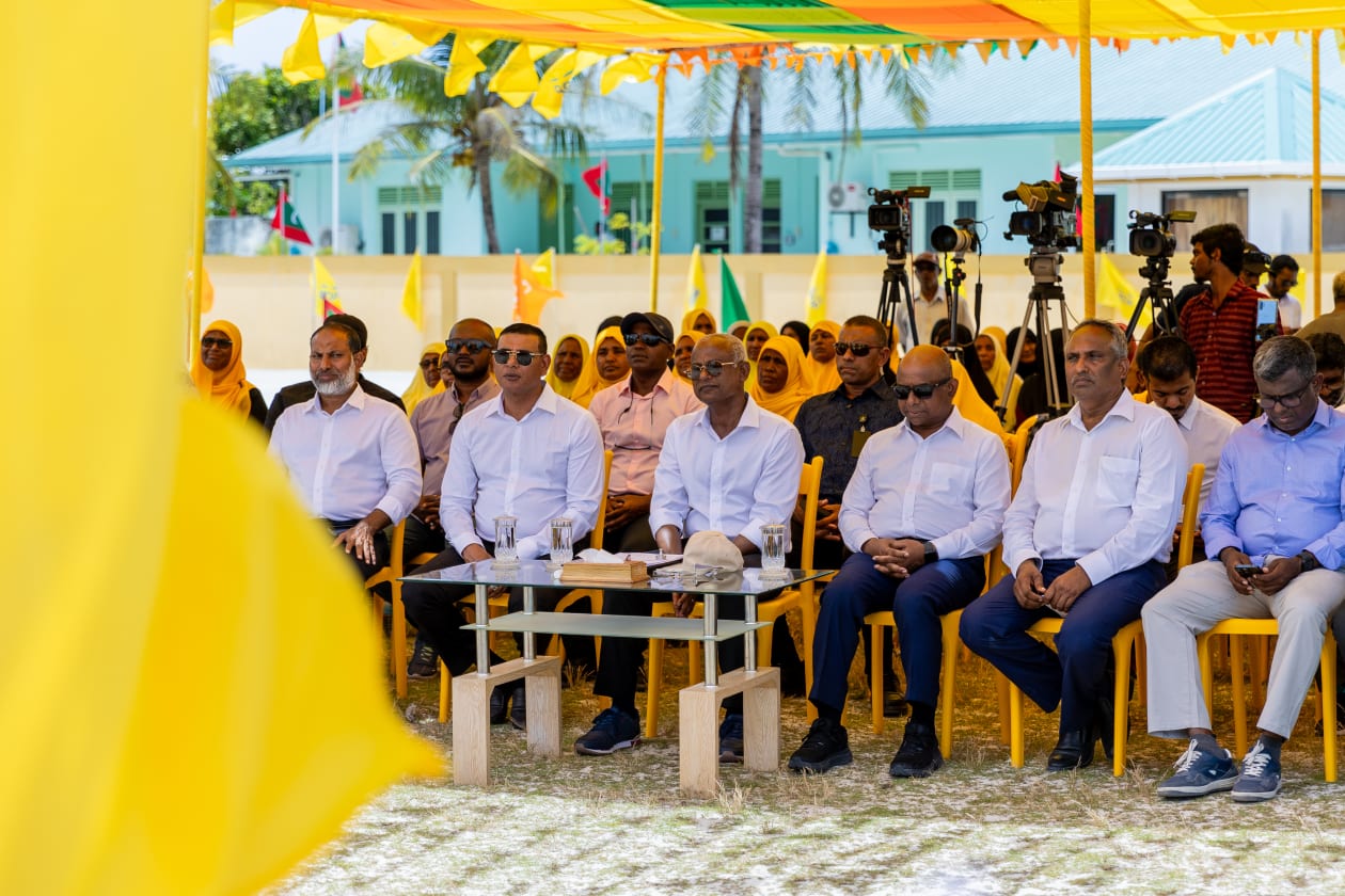 ހއ. އަތޮޅަށް ރައީސް ސޯލިހު ކުރެއްވި ކެމްޕޭން ދަތުރުފުޅުގެ ތެރެއިން. މި ދަތުރުގައި ރައީސް ވަނީ ރަށްރަށުގައި ތިއްބެވި އެމަނިކުފާނުގެ ސަޕޯޓަރުންނާއި ބައްދަލުކުރައްވައި އަންނަ އިންތިހާބާ ގުޅޭގޮތުން ވާހަކަ ދައްކަވާފައި. ހއ. ފިއްލަދޫ --- ފޮޓޯ: މުހައްމަދު ޝާބިން/އަދަދު