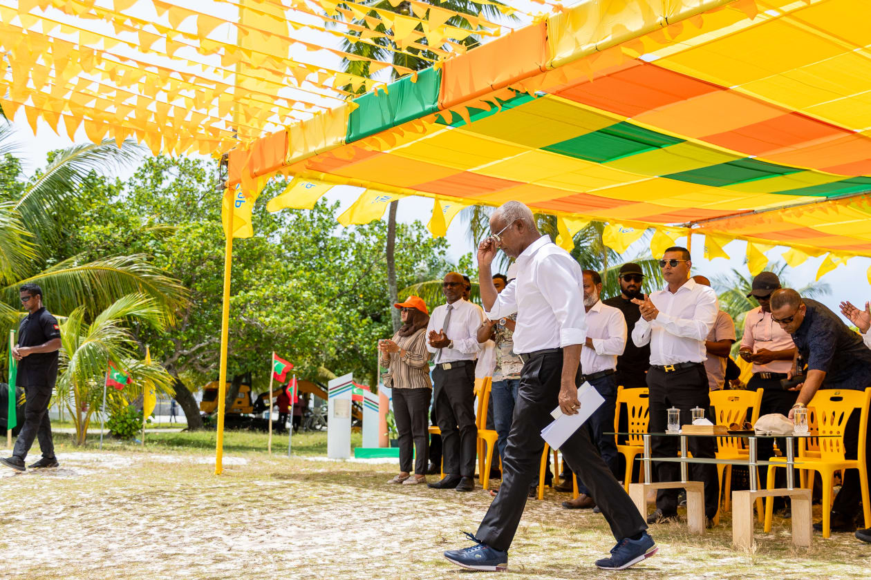 ހއ. އަތޮޅަށް ރައީސް ސޯލިހު ކުރެއްވި ކެމްޕޭން ދަތުރުފުޅުގެ ތެރެއިން. މި ދަތުރުގައި ރައީސް ވަނީ ރަށްރަށުގައި ތިއްބެވި އެމަނިކުފާނުގެ ސަޕޯޓަރުންނާއި ބައްދަލުކުރައްވައި އަންނަ އިންތިހާބާ ގުޅޭގޮތުން ވާހަކަ ދައްކަވާފައި. ހއ. ފިއްލަދޫ --- ފޮޓޯ: މުހައްމަދު ޝާބިން/އަދަދު