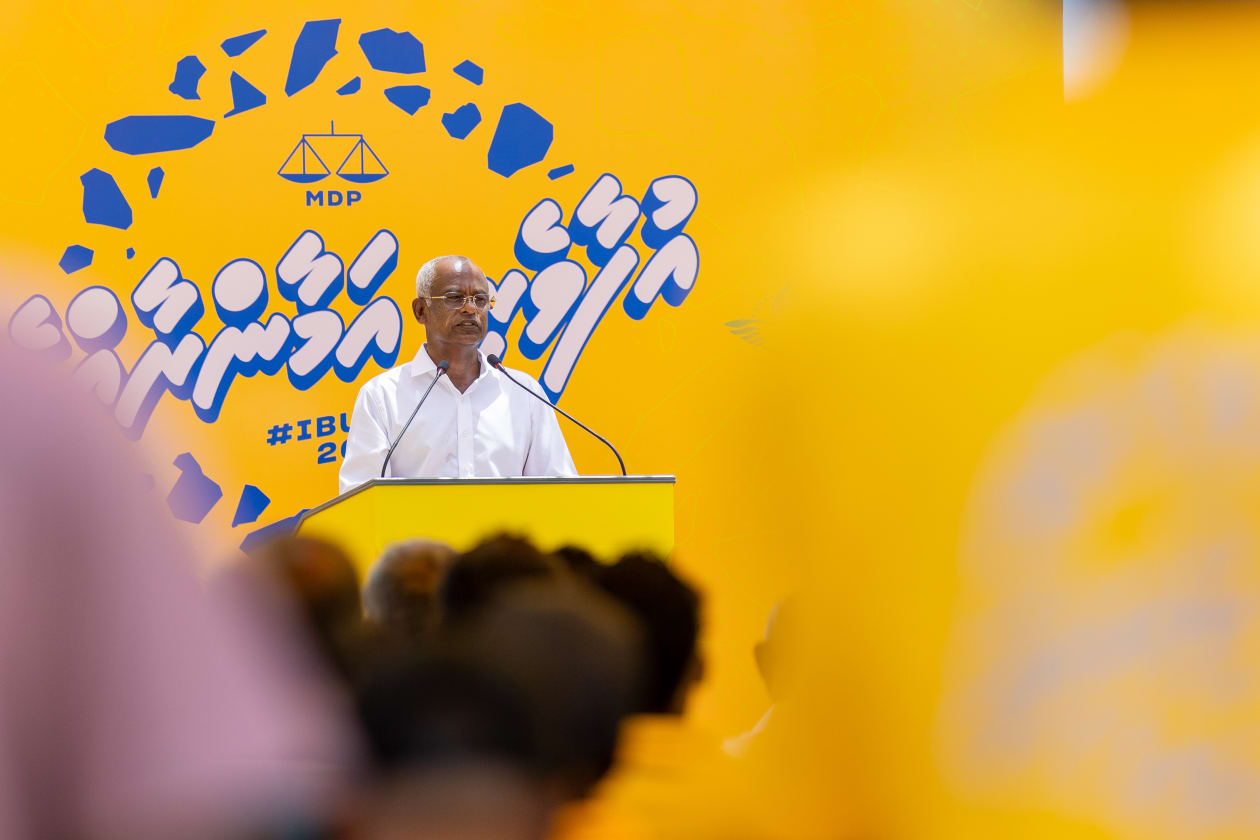 ހއ. އަތޮޅަށް ރައީސް ސޯލިހު ކުރެއްވި ކެމްޕޭން ދަތުރުފުޅުގެ ތެރެއިން. މި ދަތުރުގައި ރައީސް ވަނީ ރަށްރަށުގައި ތިއްބެވި އެމަނިކުފާނުގެ ސަޕޯޓަރުންނާއި ބައްދަލުކުރައްވައި އަންނަ އިންތިހާބާ ގުޅޭގޮތުން ވާހަކަ ދައްކަވާފައި. ހއ. ފިއްލަދޫ --- ފޮޓޯ: މުހައްމަދު ޝާބިން/އަދަދު