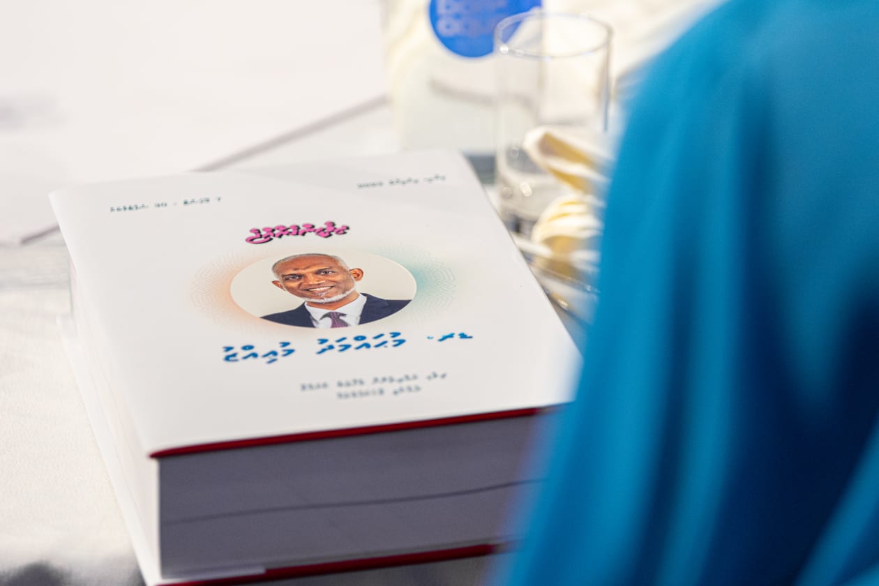 ނޮވެމްބަރު 16, 2023 - ޑރ. މުއިއްޒުގެ ވެރިކަމުގެ ފުރަތަަމަ 100 ދުވަހުގެ ޕްލޭން, "ހަފްތާ 14" ލޯންޗު ކުރުމަށް ބޭއްވި ރަސްމިއްޔާތުގައި. މި ފޮތް ބަހާލާފައިވަނީ އަށް ބަޔަކަށް --- ފޮޓޯ: އަބްދުالله އިޔާން/އަދަދު