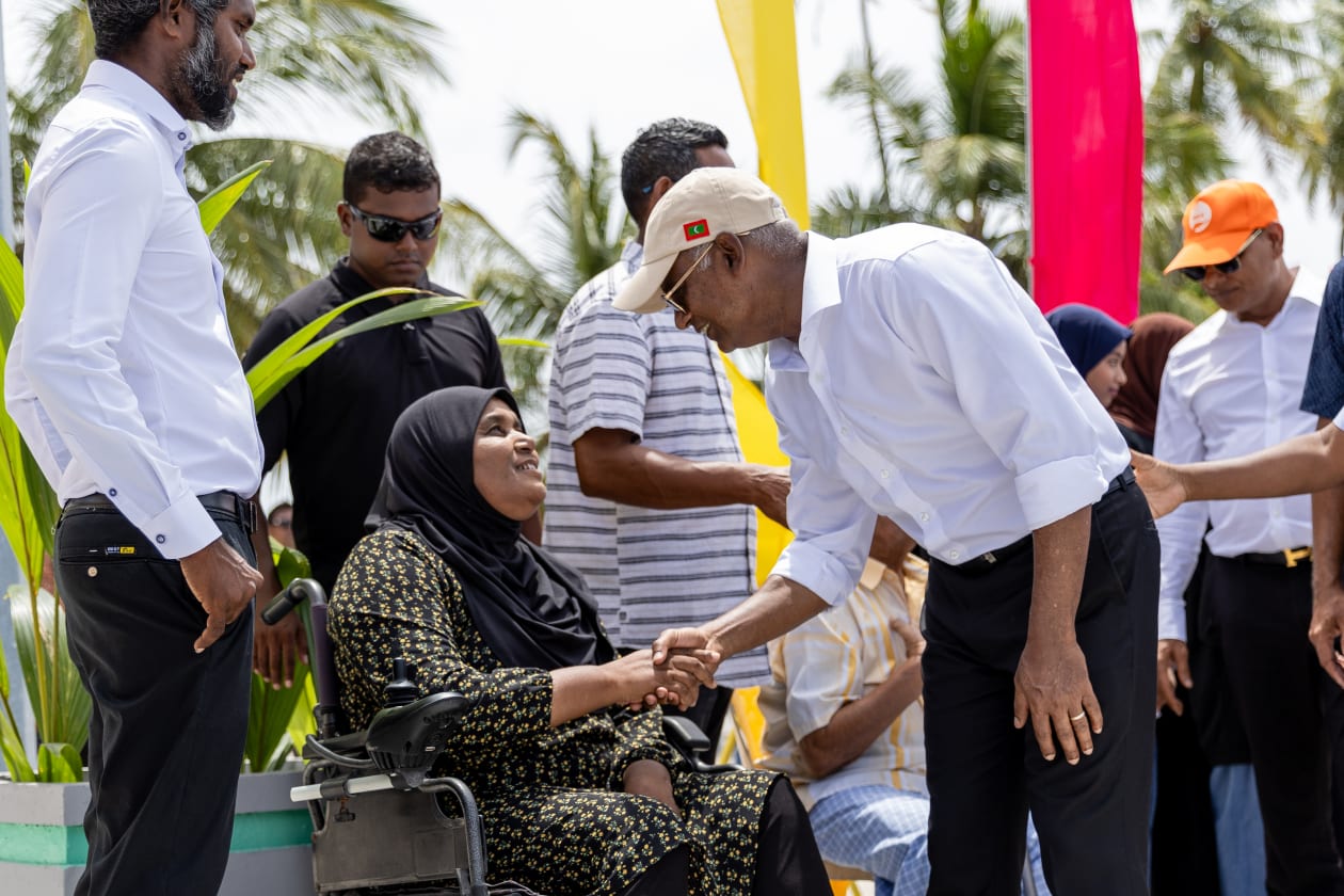 ހއ. އަތޮޅަށް ރައީސް ސޯލިހު ކުރެއްވި ކެމްޕޭން ދަތުރުފުޅުގެ ތެރެއިން. މި ދަތުރުގައި ރައީސް ވަނީ ރަށްރަށުގައި ތިއްބެވި އެމަނިކުފާނުގެ ސަޕޯޓަރުންނާއި ބައްދަލުކުރައްވައި އަންނަ އިންތިހާބާ ގުޅޭގޮތުން ވާހަކަ ދައްކަވާފައި. ހއ. މުރައިދޫ --- ފޮޓޯ: މުހައްމަދު ޝާބިން/އަދަދު