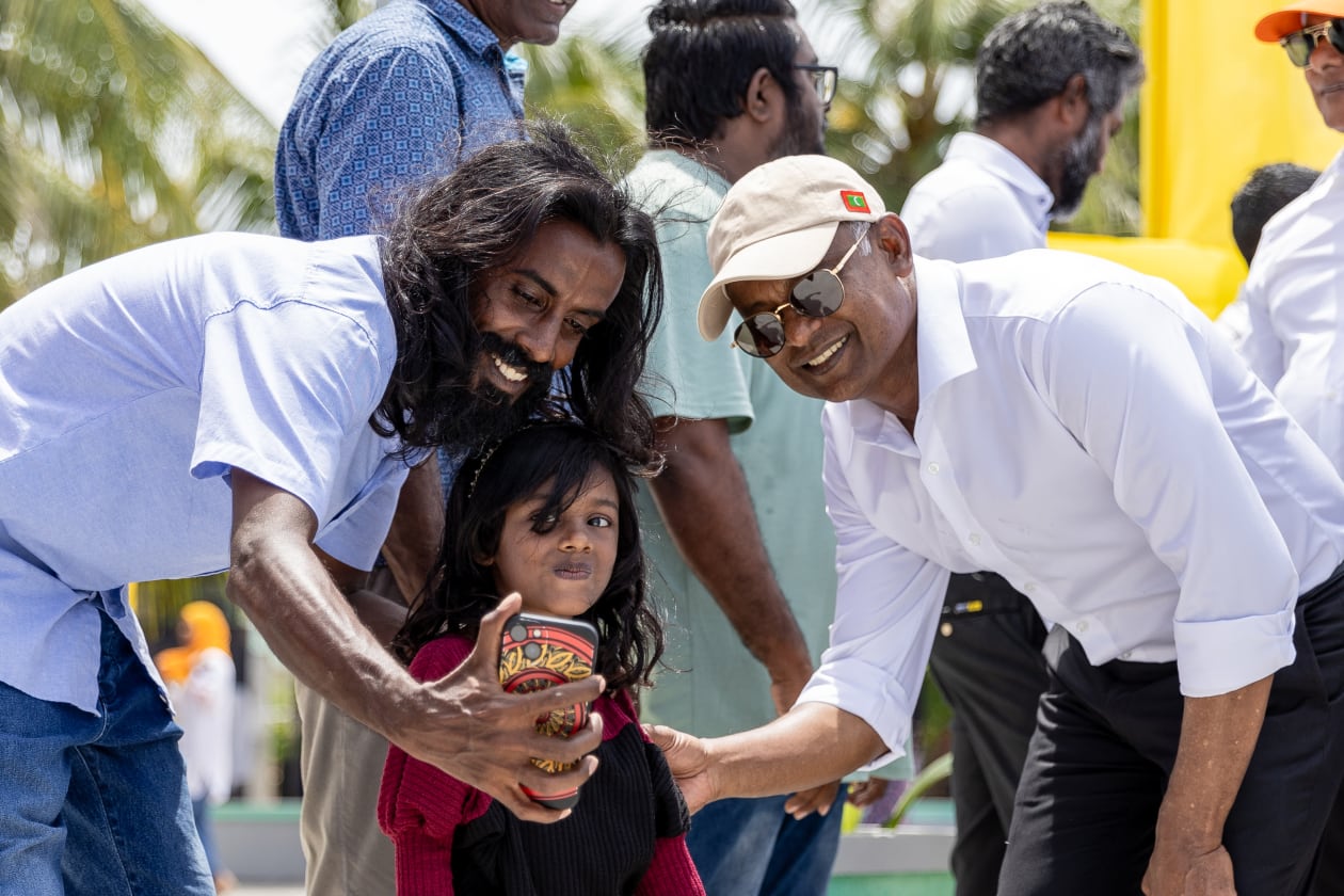 ހއ. އަތޮޅަށް ރައީސް ސޯލިހު ކުރެއްވި ކެމްޕޭން ދަތުރުފުޅުގެ ތެރެއިން. މި ދަތުރުގައި ރައީސް ވަނީ ރަށްރަށުގައި ތިއްބެވި އެމަނިކުފާނުގެ ސަޕޯޓަރުންނާއި ބައްދަލުކުރައްވައި އަންނަ އިންތިހާބާ ގުޅޭގޮތުން ވާހަކަ ދައްކަވާފައި. ހއ. މުރައިދޫ --- ފޮޓޯ: މުހައްމަދު ޝާބިން/އަދަދު