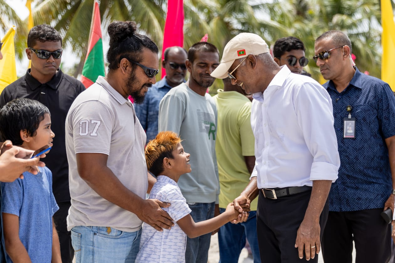 ހއ. އަތޮޅަށް ރައީސް ސޯލިހު ކުރެއްވި ކެމްޕޭން ދަތުރުފުޅުގެ ތެރެއިން. މި ދަތުރުގައި ރައީސް ވަނީ ރަށްރަށުގައި ތިއްބެވި އެމަނިކުފާނުގެ ސަޕޯޓަރުންނާއި ބައްދަލުކުރައްވައި އަންނަ އިންތިހާބާ ގުޅޭގޮތުން ވާހަކަ ދައްކަވާފައި. ހއ. މުރައިދޫ --- ފޮޓޯ: މުހައްމަދު ޝާބިން/އަދަދު