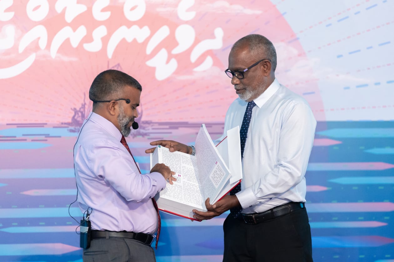 ނޮވެމްބަރު 16, 2023 - ޑރ. މުއިއްޒުގެ ވެރިކަމުގެ ފުރަތަަމަ 100 ދުވަހުގެ ޕްލޭން, "ހަފްތާ 14" ލޯންޗު ކުރަނީ. އޭގައި  172 މަޝްރޫއެއް ހިމަނައި، އެކަމަށް 250 މިލިއަން ރުފިޔާ ހޭދަވާނެ ކަމަށް ބުނެފައިވޭ --- ފޮޓޯ: އަބްދުالله އިޔާން/އަދަދު