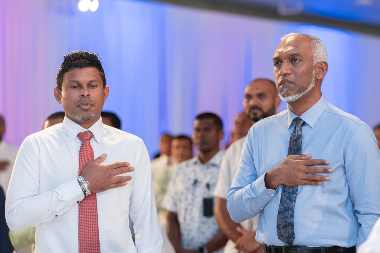 ނޮވެމްބަރު 16, 2023 - ޑރ. މުއިއްޒުގެ ވެރިކަމުގެ ފުރަތަަމަ 100 ދުވަހުގެ ޕްލޭން, "ހަފްތާ 14" ލޯންޗު ކުރުމަށް ބޭއްވި ރަސްމިއްޔާތުގައި އެމަނިކުފާނާއި, އެމަނިކުފާނުގެ ނައިބު ރައީސް ހުސައިން މުހައްމަދު ލަތީފް ބައިވެރިވެވަޑައިގަންނަވަނީ --- ފޮޓޯ: އަބްދުالله އިޔާން/އަދަދު