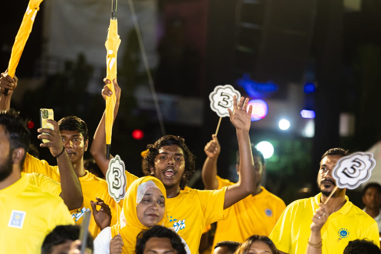 ސެޕްޓެމްބަރު 1، 2023: އެމްޑީޕީން މާލޭގައި ބޭއްވި ބޮޑު ޖަލްސާ. މި ޖަލްސާގައި ގިނަ އަދަދެއްގެ ބަޔަކު ބައިވެރިވި. -- ފޮޓޯ: އަބްދުﷲ އިޔާން/ އަދަދު