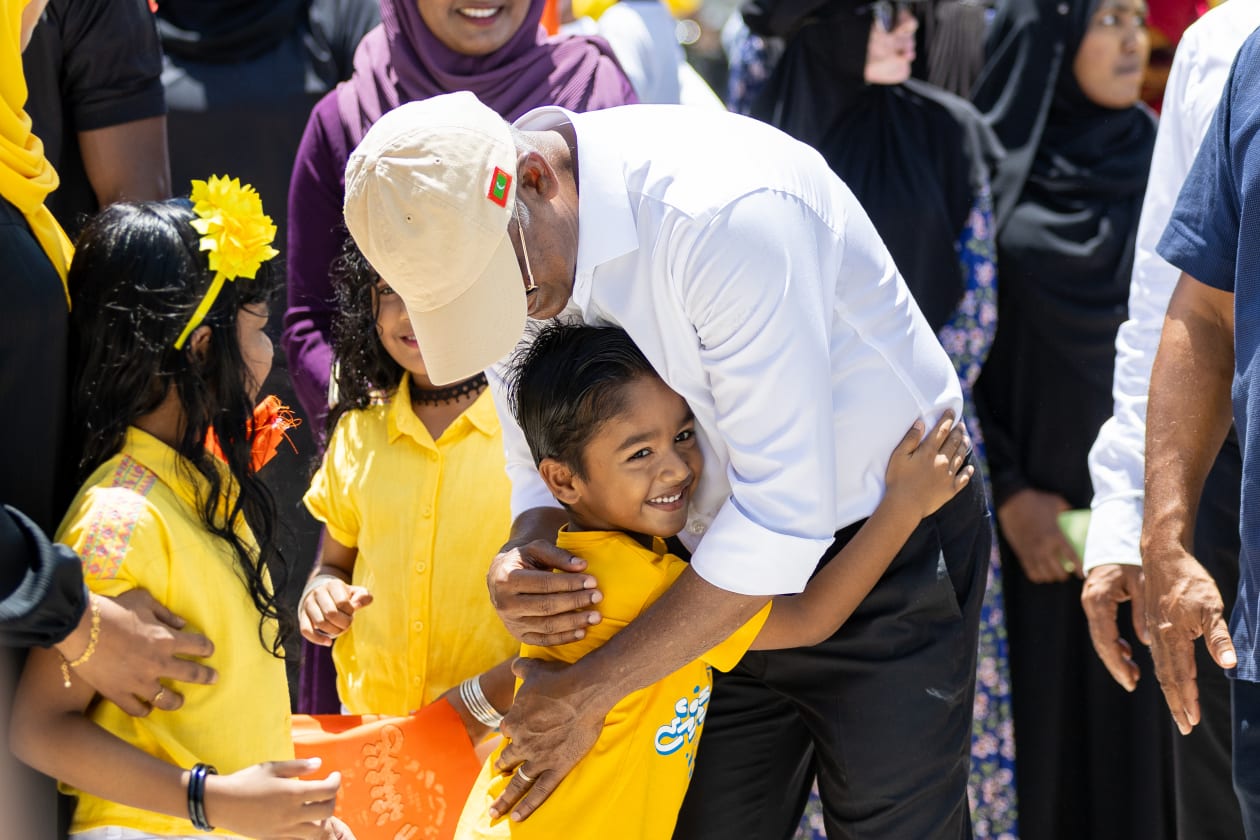 ރިޔާސީ އިންތިހާބަށް ކެމްޕޭން ކުރެއްވުމުގެ ގޮތުން ރައީސް ސޯލިހް ނ އަތޮޅަށް ކުރެއްވި ދަތުރުފުޅުގެ ތެރެއިން؛ ރައީސް ސޯލިހު ވަނީ ނޫނު އަތޮޅުގެ 13 ރަށަކަށް ޒިޔާރަތްކޮށް ރައްޔިތުންނާއި ބައްދަލުކުރައްވާފަ --- ފޮޓޯ؛ މުހައްމަދު ޝާބިން / އަދަދު