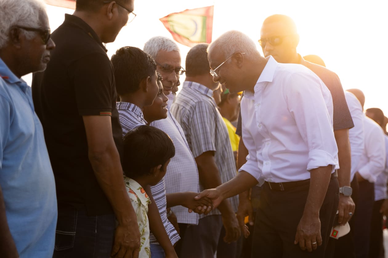 ހއ. އަތޮޅަށް ރައީސް ސޯލިހު ކުރެއްވި ކެމްޕޭން ދަތުރުފުޅުގެ ތެރެއިން. މި ދަތުރުގައި ރައީސް ވަނީ ރަށްރަށުގައި ތިއްބެވި އެމަނިކުފާނުގެ ސަޕޯޓަރުންނާއި ބައްދަލުކުރައްވައި އަންނަ އިންތިހާބާ ގުޅޭގޮތުން ވާހަކަ ދައްކަވާފައި. ހއ. ހަނިމާދޫ --- ފޮޓޯ: މުހައްމަދު ޝާބިން/އަދަދު