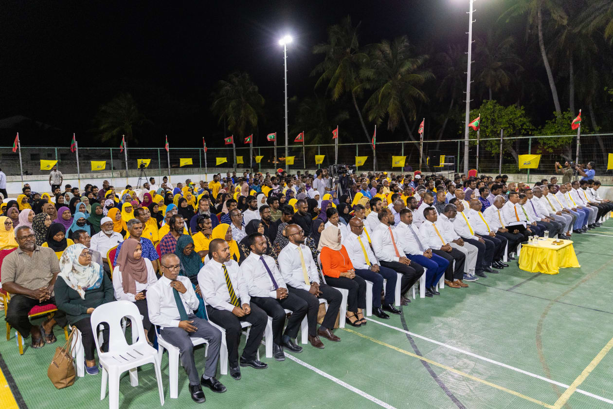 ހއ. އަތޮޅަށް ރައީސް ސޯލިހު ކުރެއްވި ކެމްޕޭން ދަތުރުފުޅުގެ ތެރެއިން. މި ދަތުރުގައި ރައީސް ވަނީ ރަށްރަށުގައި ތިއްބެވި އެމަނިކުފާނުގެ ސަޕޯޓަރުންނާއި ބައްދަލުކުރައްވައި އަންނަ އިންތިހާބާ ގުޅޭގޮތުން ވާހަކަ ދައްކަވާފައި. ހއ. ހަނިމާދޫގައި ބޭއްވި ޖަލްސާ --- ފޮޓޯ: މުހައްމަދު ޝާބިން/އަދަދު