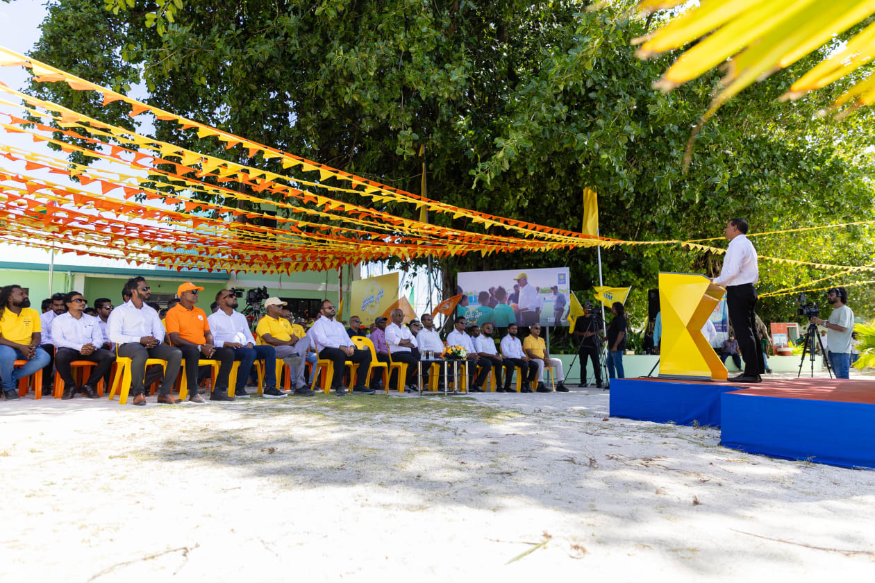 ރިޔާސީ އިންތިހާބަށް ކެމްޕޭން ކުރެއްވުމުގެ ގޮތުން ރައީސް ސޯލިހް ނ އަތޮޅަށް ކުރެއްވި ދަތުރުފުޅުގެ ތެރެއިން؛ ރައީސް ސޯލިހު ވަނީ ނޫނު އަތޮޅުގެ 13 ރަށަކަށް ޒިޔާރަތްކޮށް ރައްޔިތުންނާއި ބައްދަލުކުރައްވާފަ --- ފޮޓޯ؛ މުހައްމަދު ޝާބިން / އަދަދު