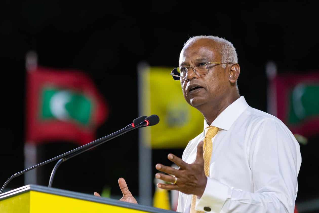 ހއ. އަތޮޅަށް ރައީސް ސޯލިހު ކުރެއްވި ކެމްޕޭން ދަތުރުފުޅުގެ ތެރެއިން. މި ދަތުރުގައި ރައީސް ވަނީ ރަށްރަށުގައި ތިއްބެވި އެމަނިކުފާނުގެ ސަޕޯޓަރުންނާއި ބައްދަލުކުރައްވައި އަންނަ އިންތިހާބާ ގުޅޭގޮތުން ވާހަކަ ދައްކަވާފައި. ހއ. ހަނިމާދޫ ޖަލްސާގައި ރައީސް ވާހަކަފުޅު ދައްކަވަނީ. --- ފޮޓޯ: މުހައްމަދު ޝާބިން/އަދަދު