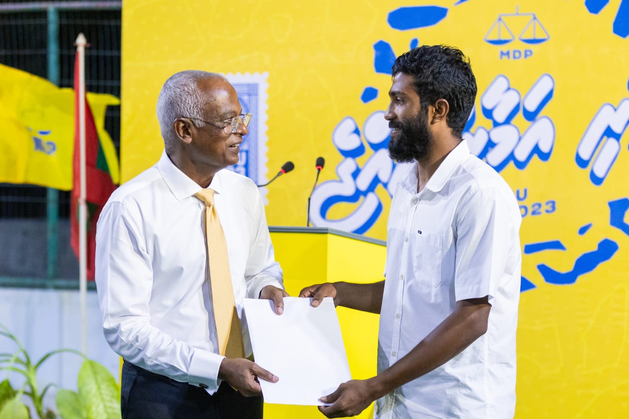 ހއ. އަތޮޅަށް ރައީސް ސޯލިހު ކުރެއްވި ކެމްޕޭން ދަތުރުފުޅުގެ ތެރެއިން. މި ދަތުރުގައި ރައީސް ވަނީ ރަށްރަށުގައި ތިއްބެވި އެމަނިކުފާނުގެ ސަޕޯޓަރުންނާއި ބައްދަލުކުރައްވައި އަންނަ އިންތިހާބާ ގުޅޭގޮތުން ވާހަކަ ދައްކަވާފައި. ހއ. ހަނިމާދޫ --- ފޮޓޯ: މުހައްމަދު ޝާބިން/އަދަދު