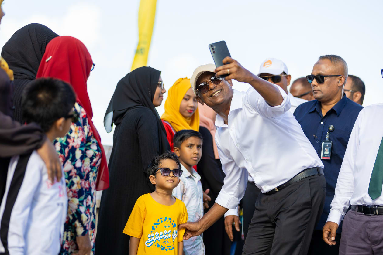 ރިޔާސީ އިންތިހާބަށް ކެމްޕޭން ކުރެއްވުމުގެ ގޮތުން ރައީސް ސޯލިހް ނ އަތޮޅަށް ކުރެއްވި ދަތުރުފުޅުގެ ތެރެއިން؛ ރައީސް ސޯލިހު ވަނީ ނޫނު އަތޮޅުގެ 13 ރަށަކަށް ޒިޔާރަތްކޮށް ރައްޔިތުންނާއި ބައްދަލުކުރައްވާފަ --- ފޮޓޯ؛ މުހައްމަދު ޝާބިން / އަދަދު